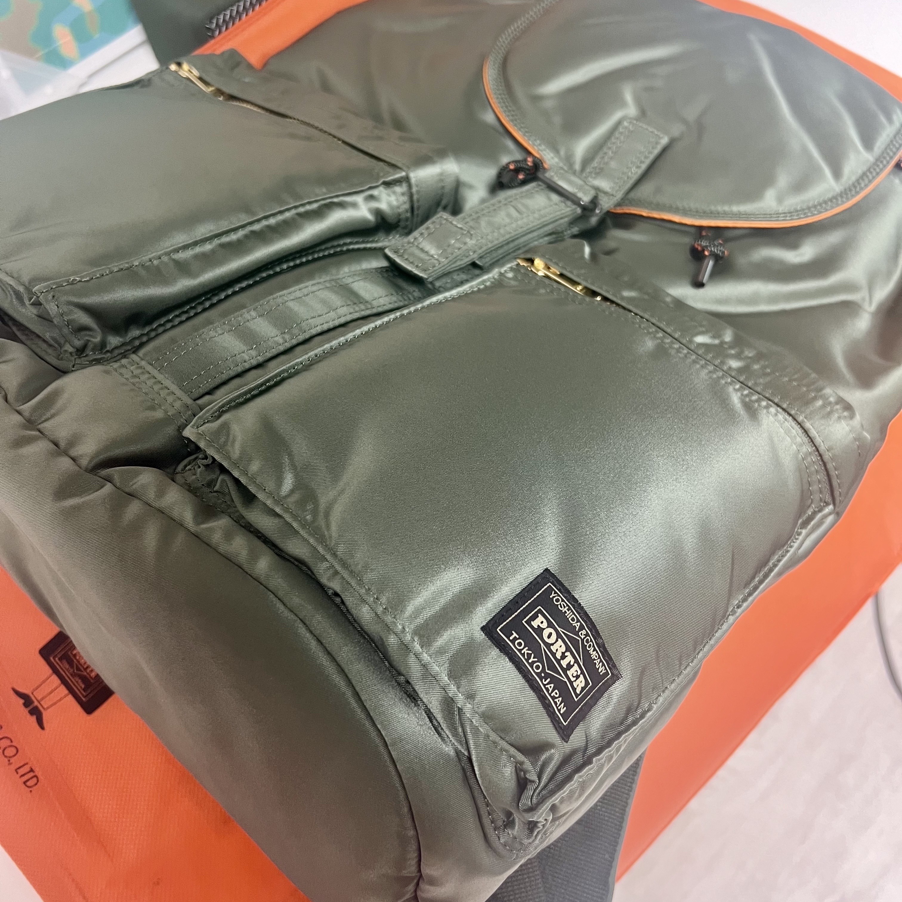Porter All New Tanker Rucksack Sage Green 착용 스타일 - 1