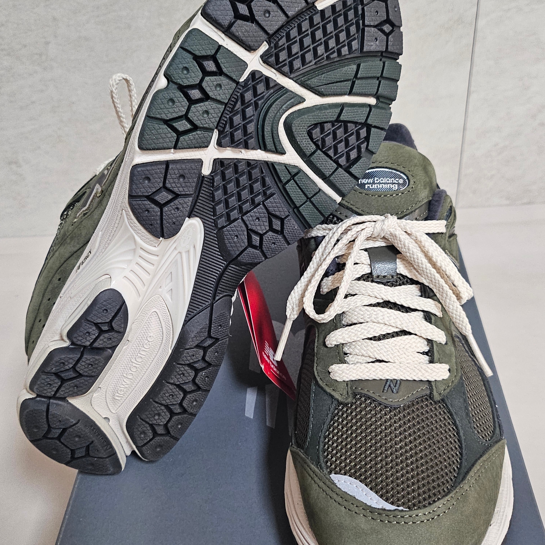 New Balance 2002R Grape Leaf 착용 스타일 - 2