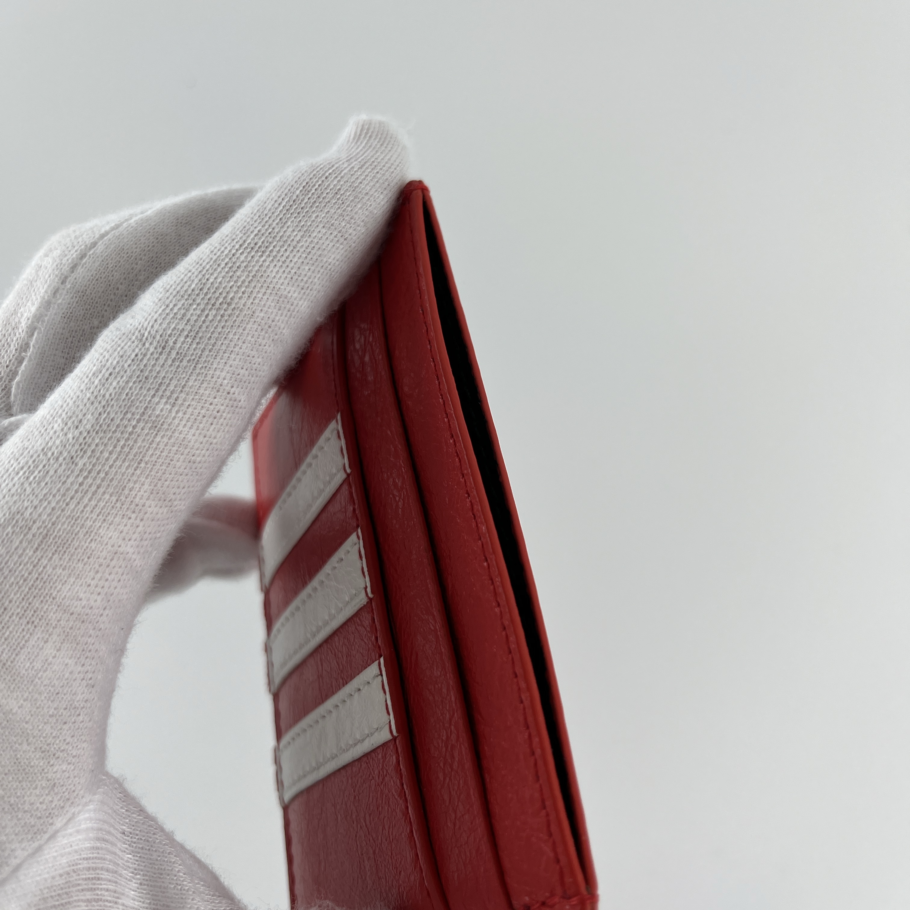 Balenciaga x Adidas Card Holder Red 착용 스타일 - 2