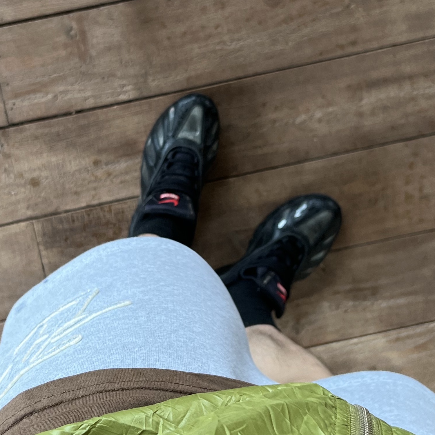 Carhartt WIP Moraga Twill Regular Cargo Pants Black, Mizuno Wave Rider 10 White Cabernet Silver 착용 스타일 - 3