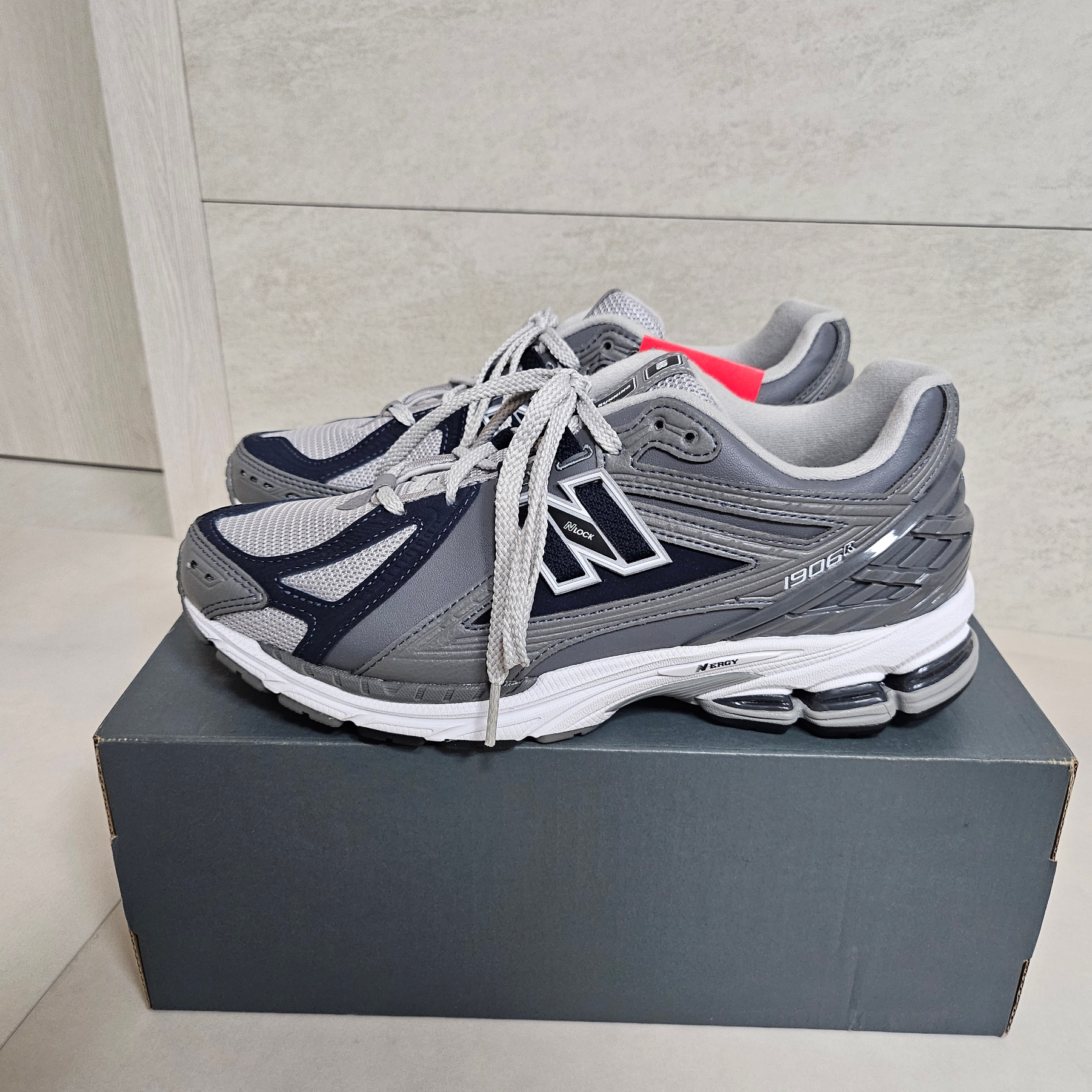 New Balance 1906R Grey 착용 스타일 - 4