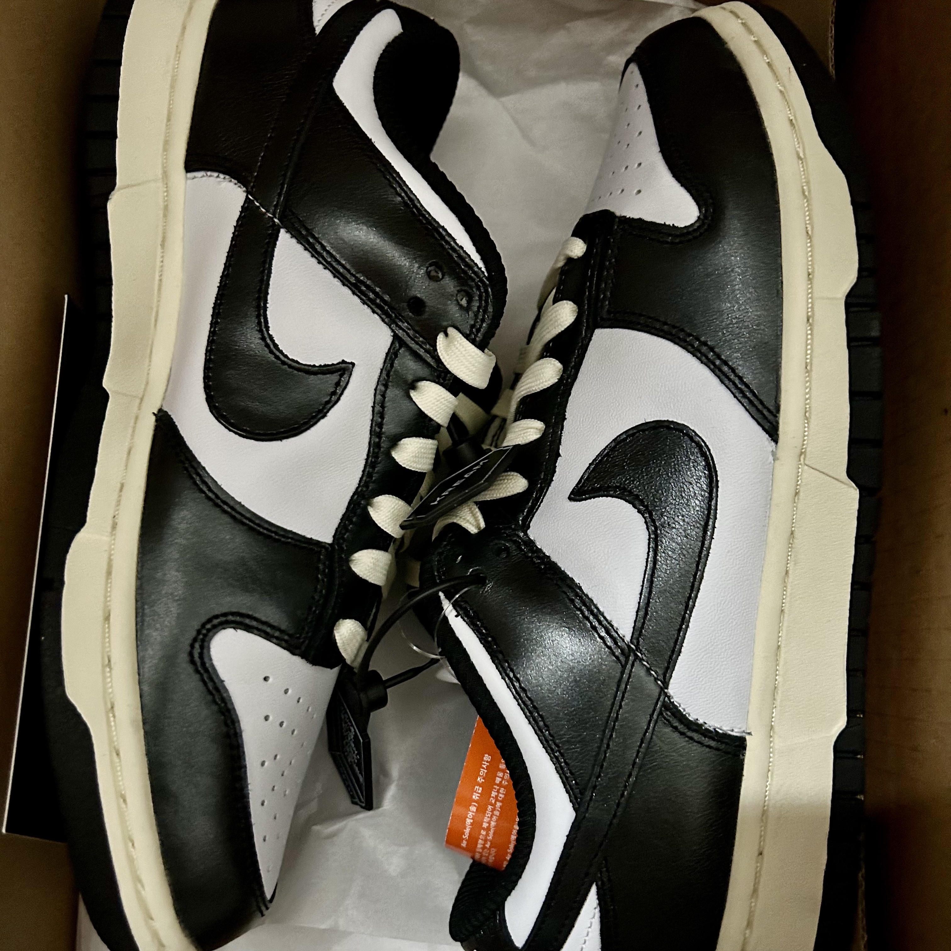 (W) Nike Dunk Low Vintage Black and White 착용 스타일 - 2