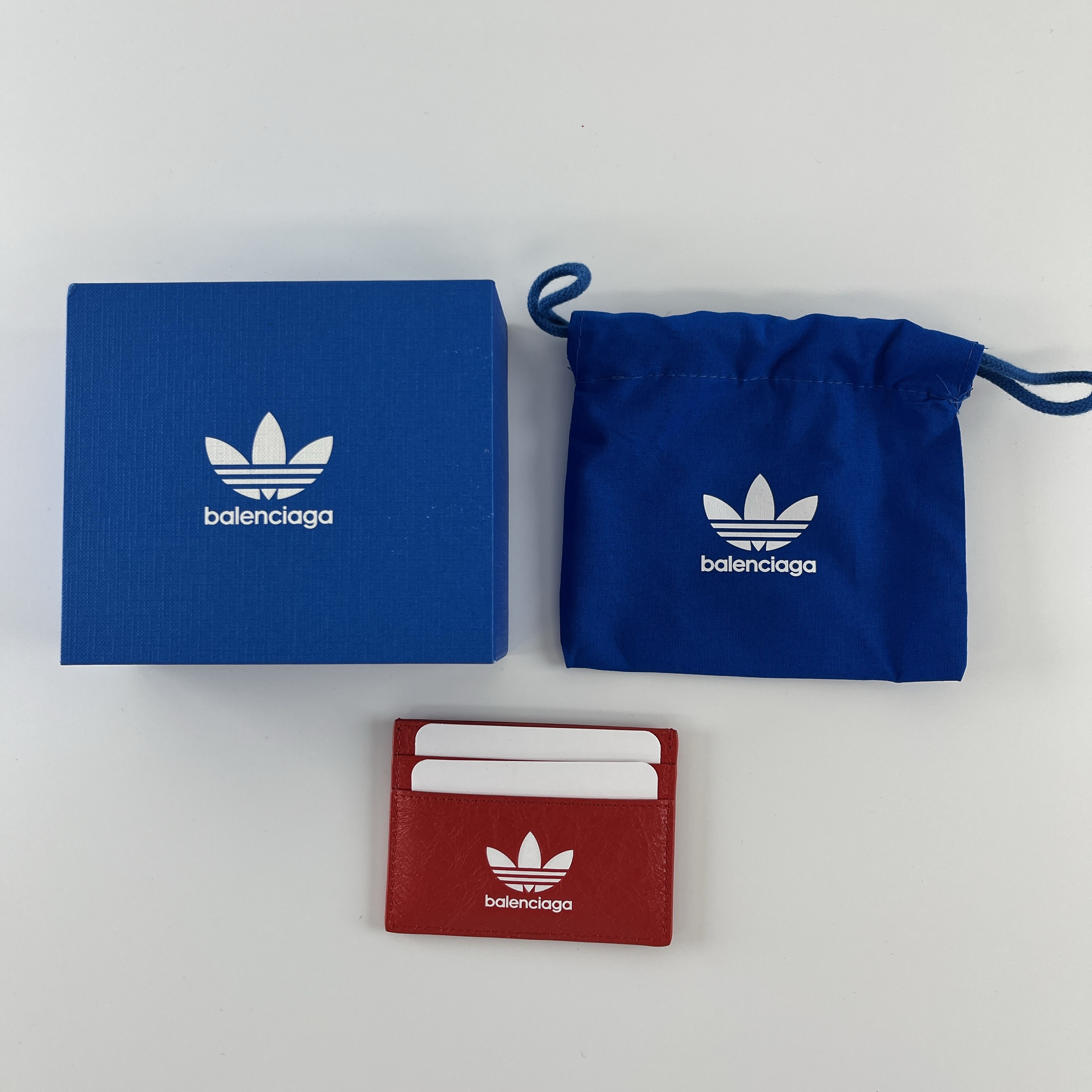 Balenciaga x Adidas Card Holder Red 착용 스타일 - 5