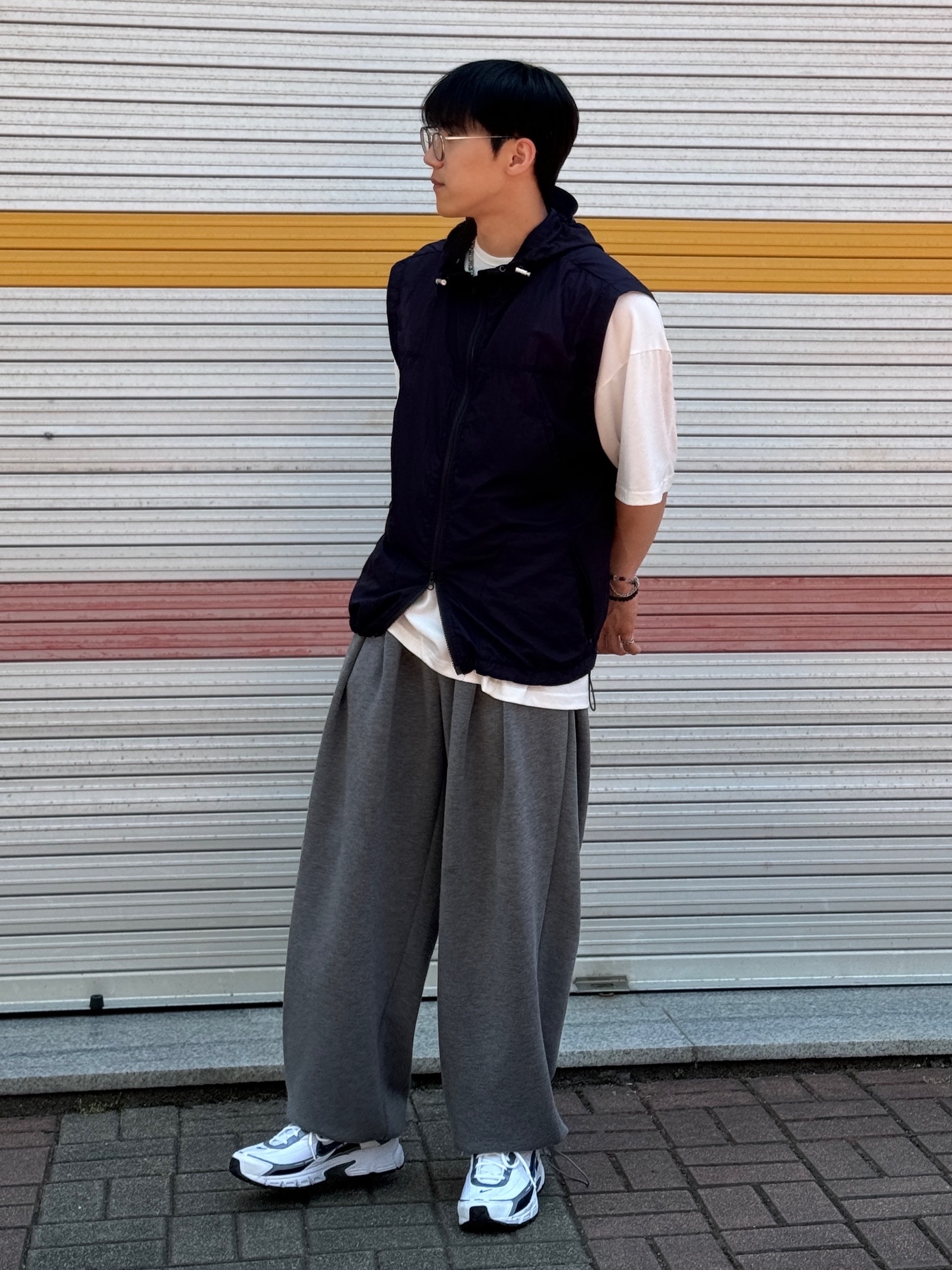 Nike Initiator White Obsidian Metallic Cool Grey 착용 스타일 - 2