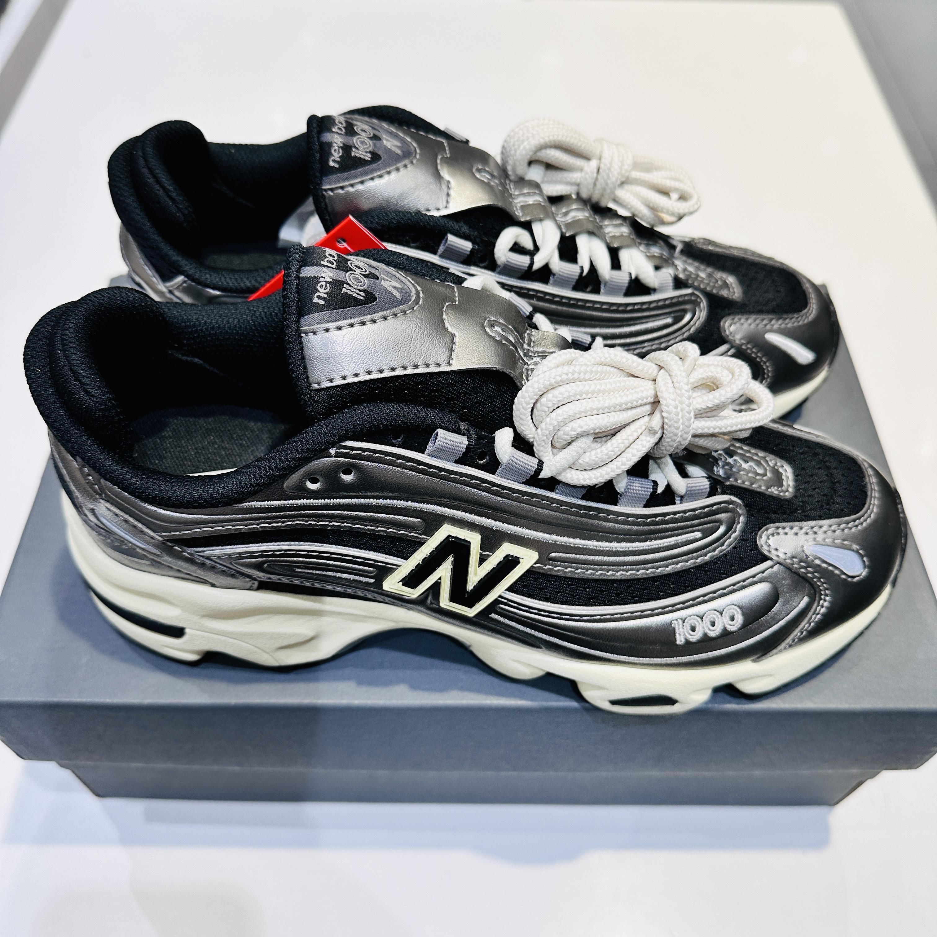 New Balance 1000 Silver Metallic Black 착용 스타일 - 4