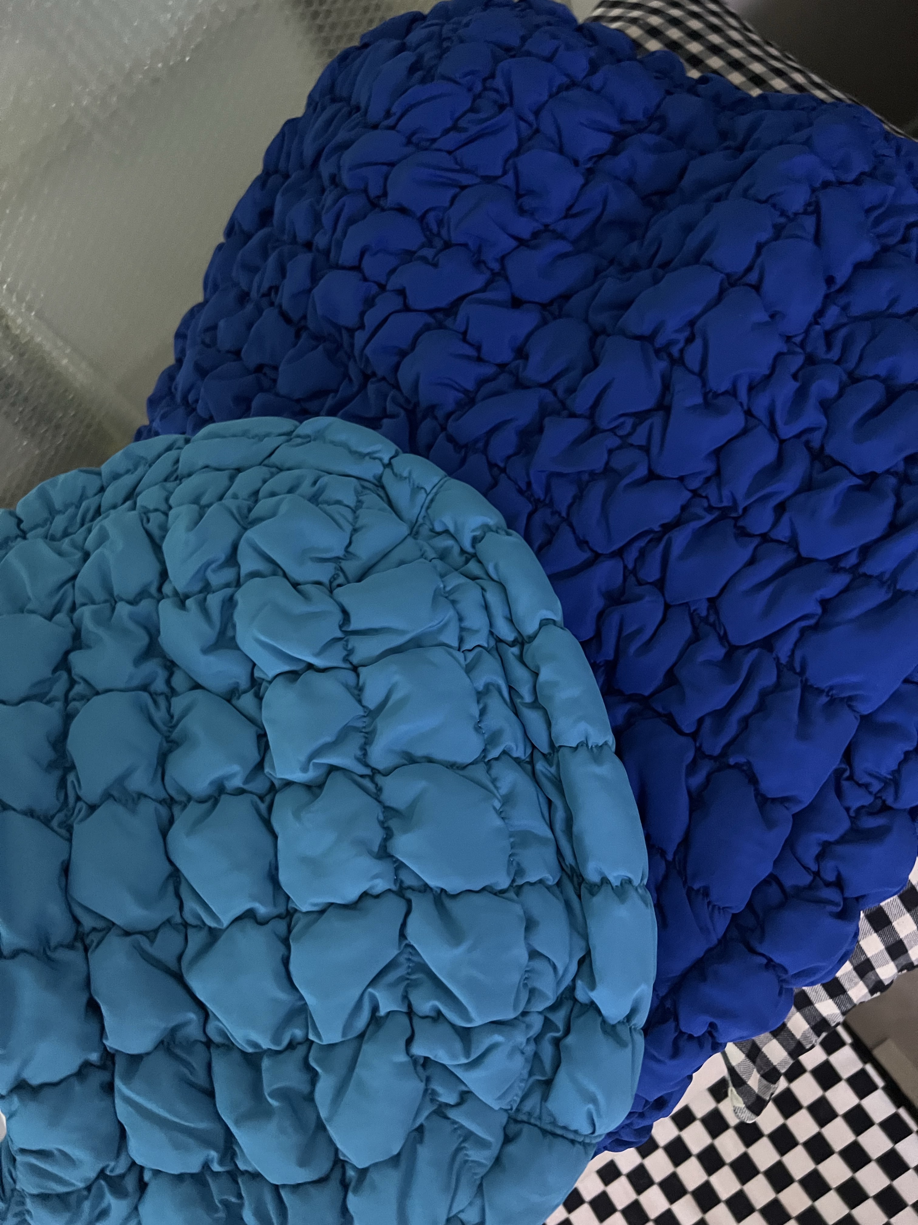 COS Quilted Mini Bag Bright Turquoise 착용 스타일 - 2