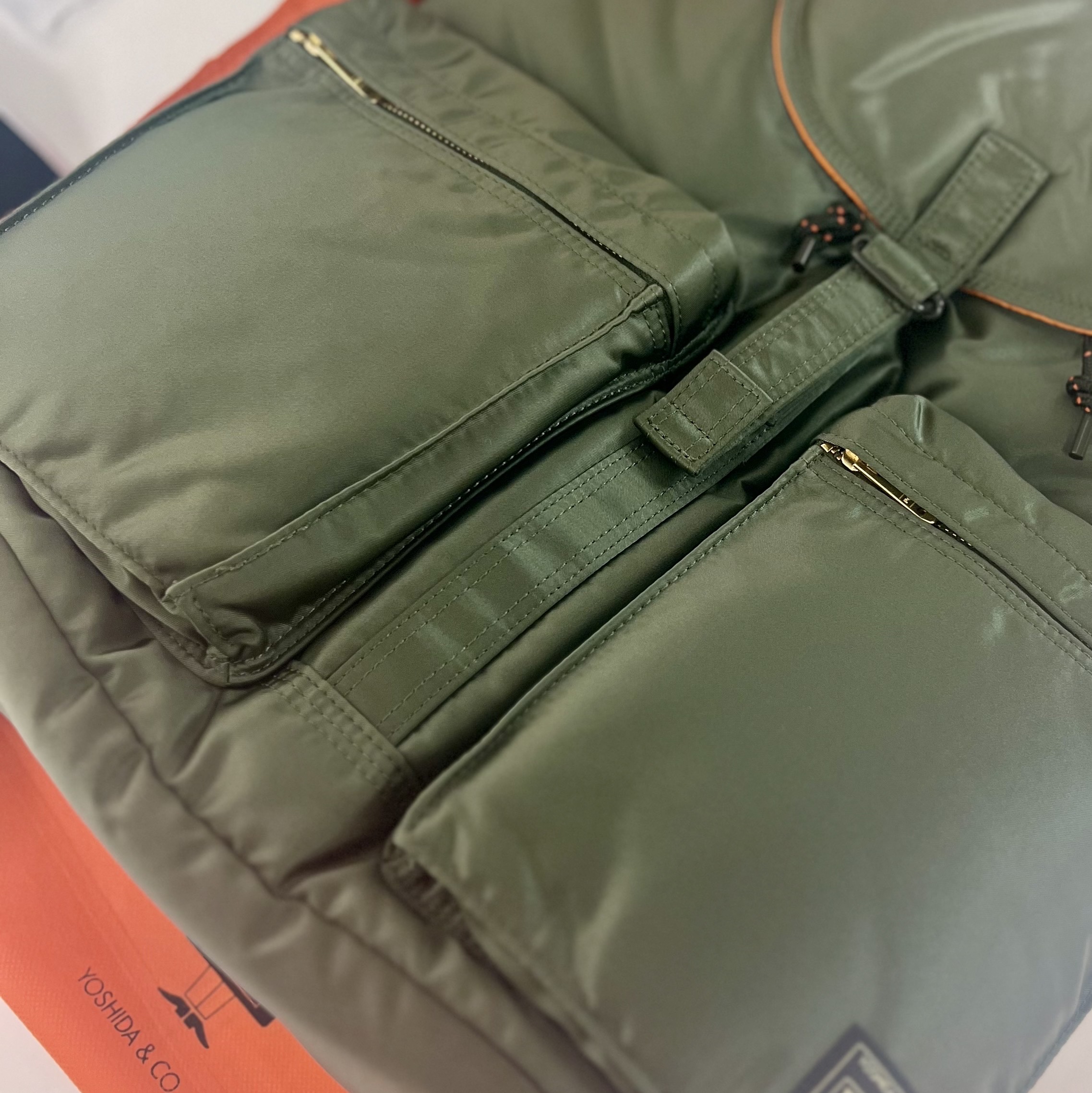 Porter All New Tanker Rucksack Sage Green 착용 스타일 - 2