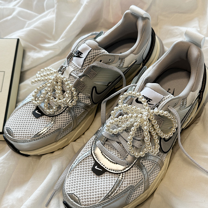 Nike V2K Run Summit White Metallic Silver 착용 스타일 - 1