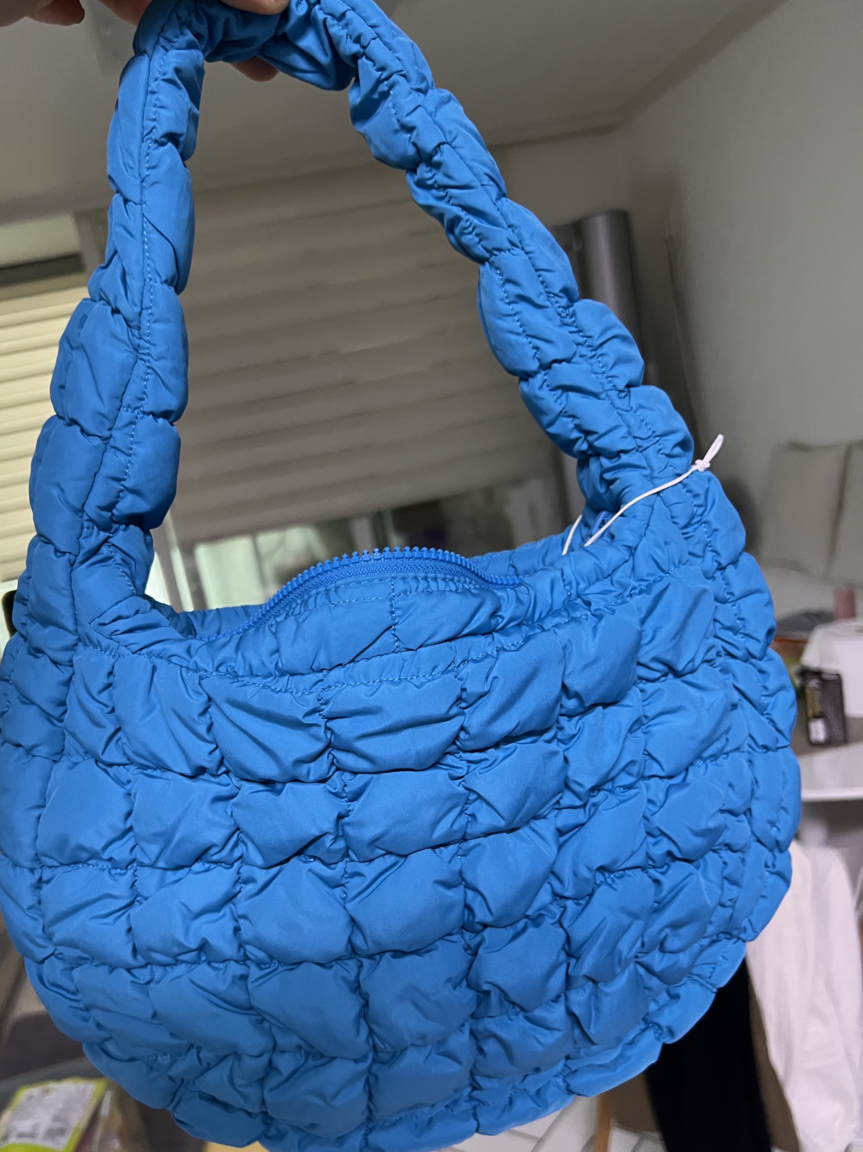 COS Quilted Mini Bag Bright Turquoise 착용 스타일 - 1