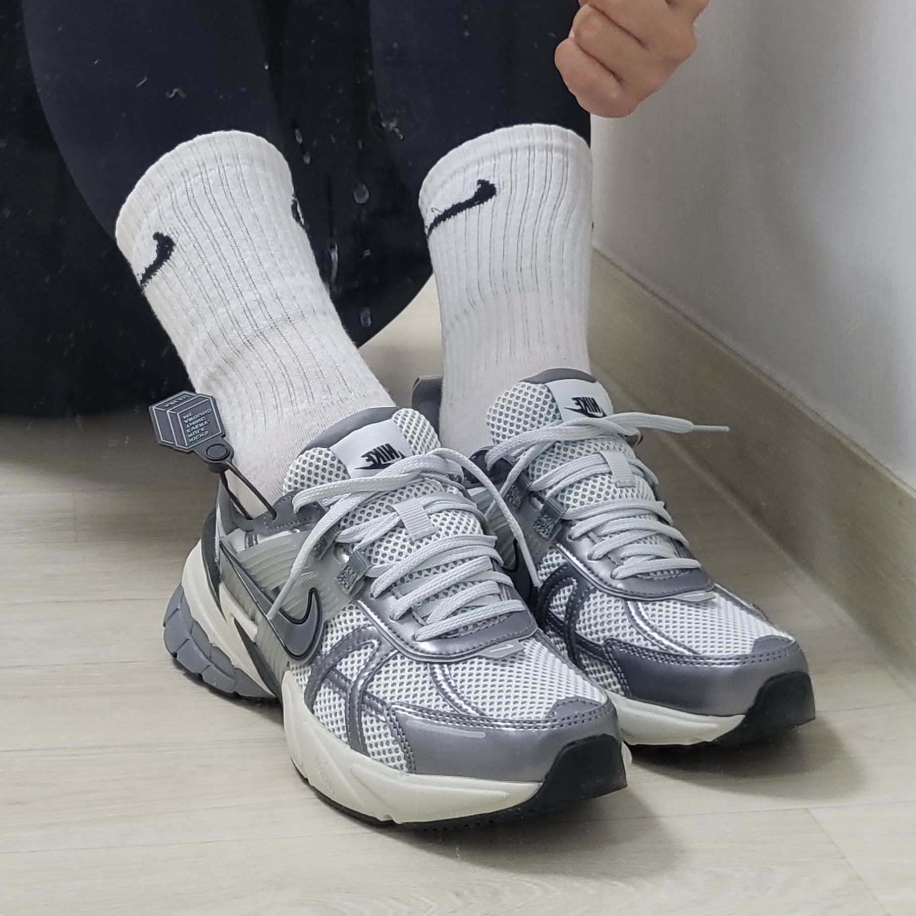 Nike V2K Run Pure Platinum Wolf Grey 착용 스타일