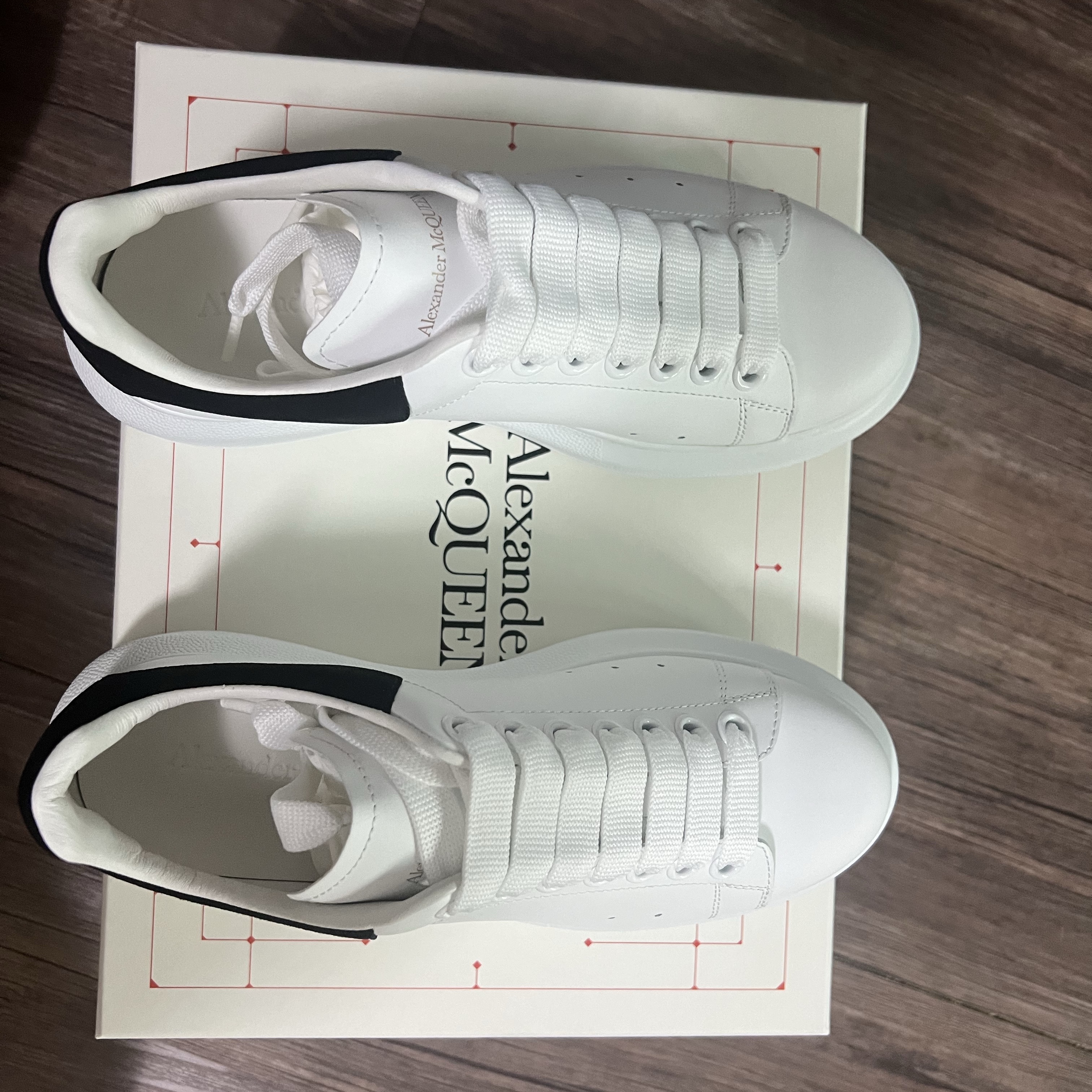 (W) Alexander McQueen Oversized Sneakers White Black 착용 스타일 - 1