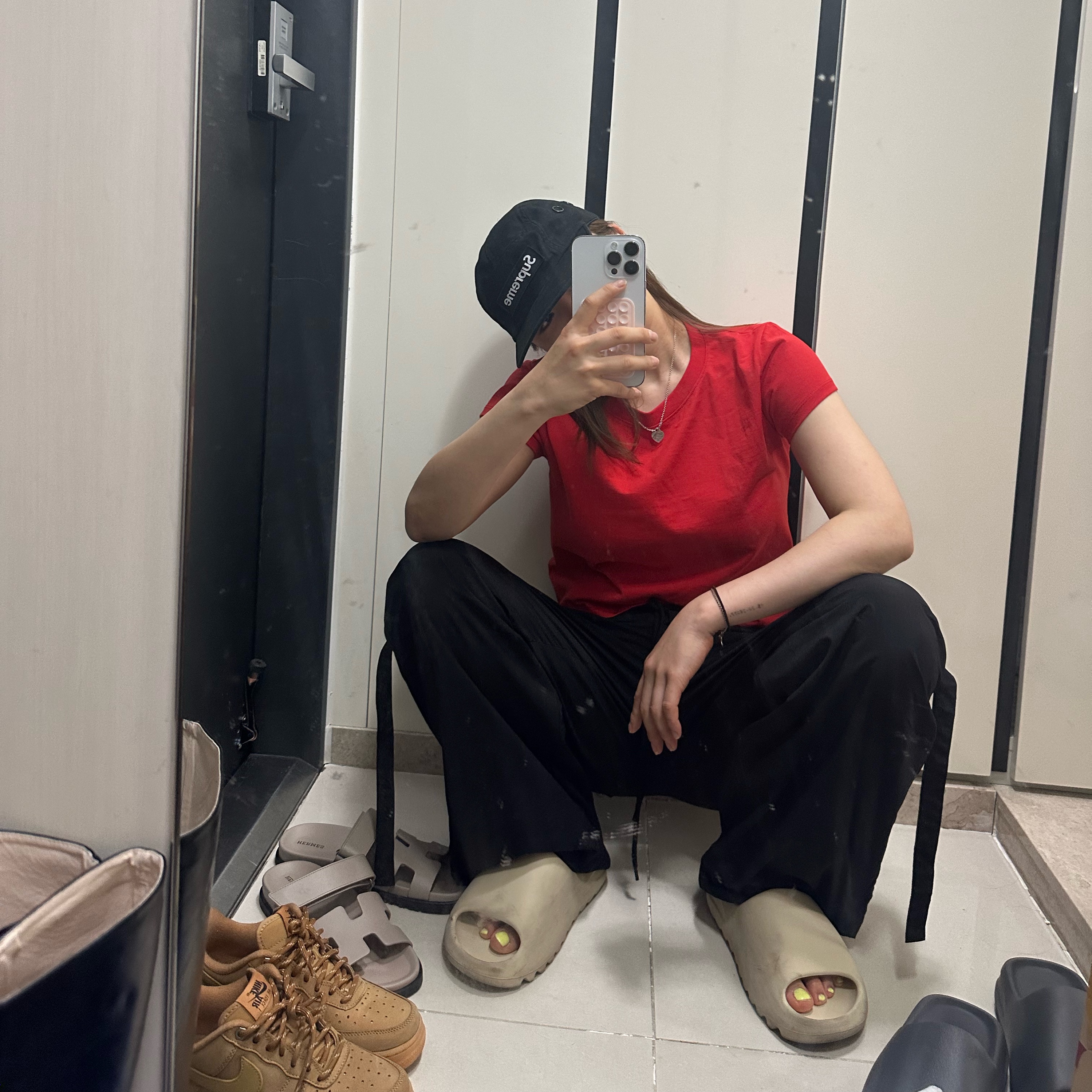 Supreme Military Camp Cap Black - 24SS, Adidas Yeezy Slide Bone 2022/2023 착용 스타일 - 1