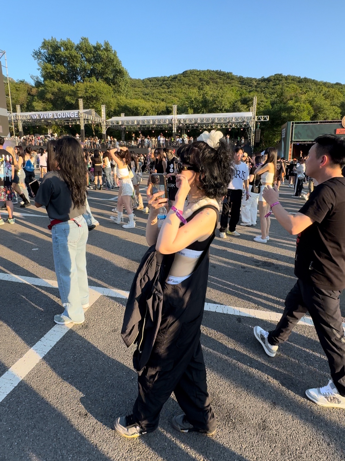 (W) Celine Triomphe 01 Sunglasses in Acetate Black, Jordan 5 x Off-White Retro SP Black Muslin 착용 스타일 - 1