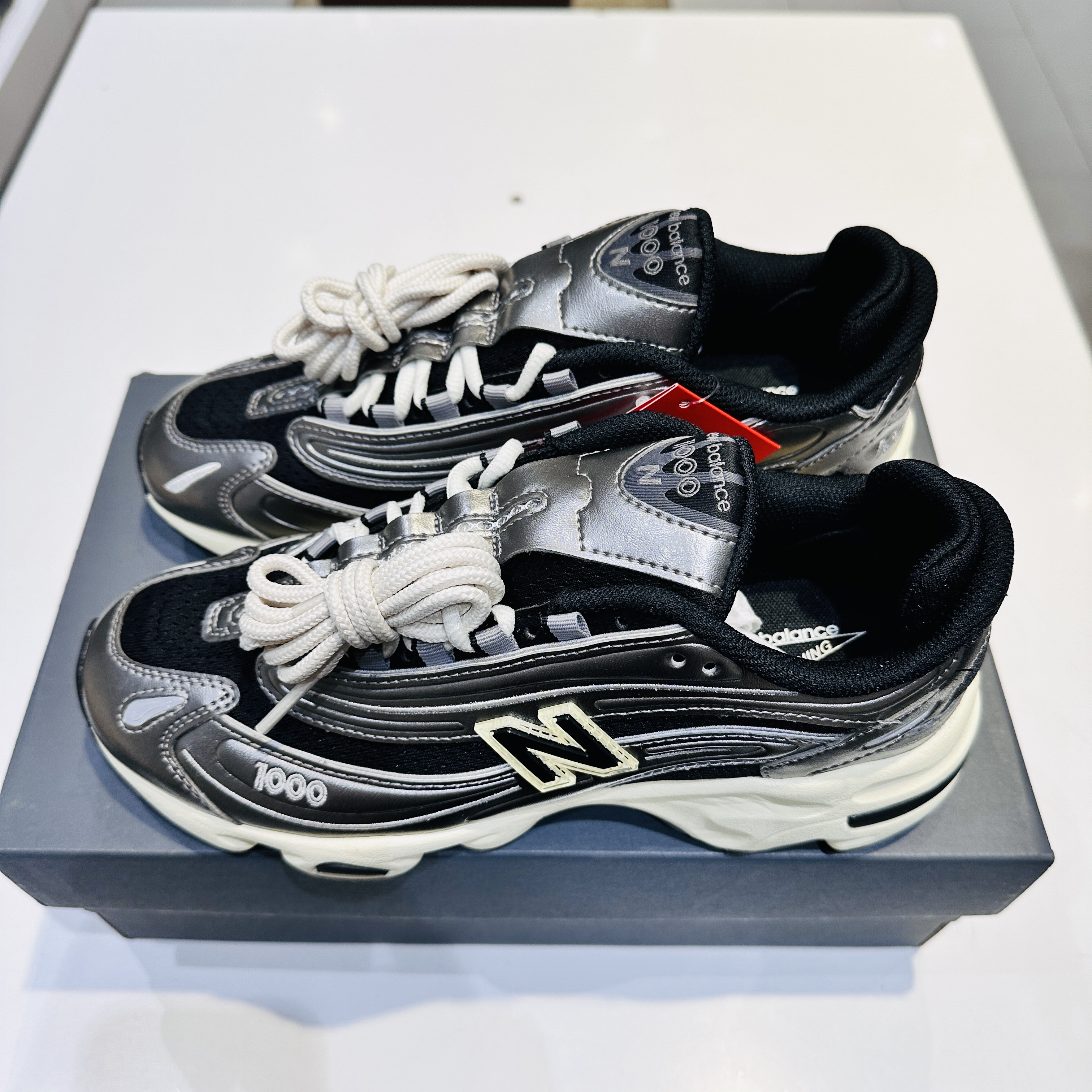 New Balance 1000 Silver Metallic Black 착용 스타일 - 2