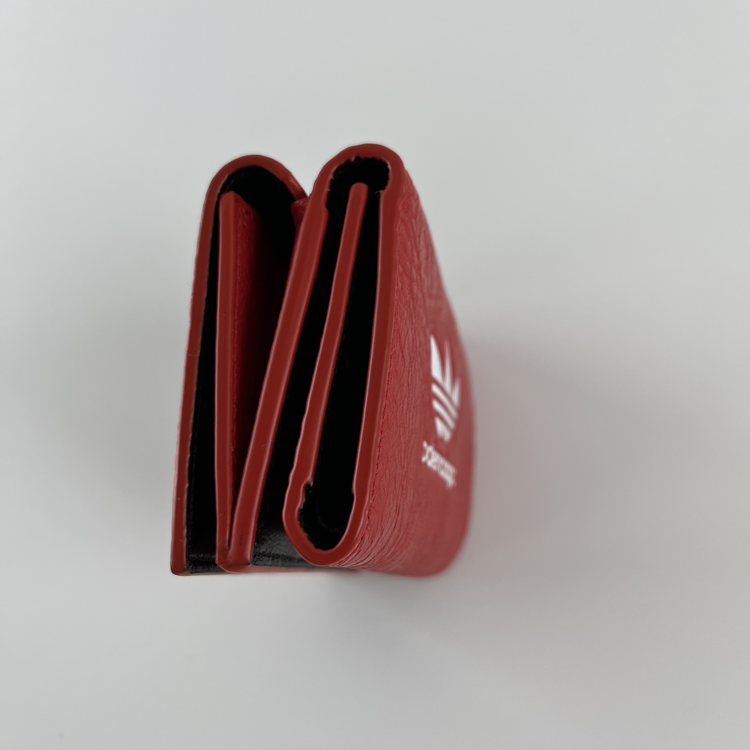 Balenciaga x Adidas Mini Wallet Red 착용 스타일 - 3