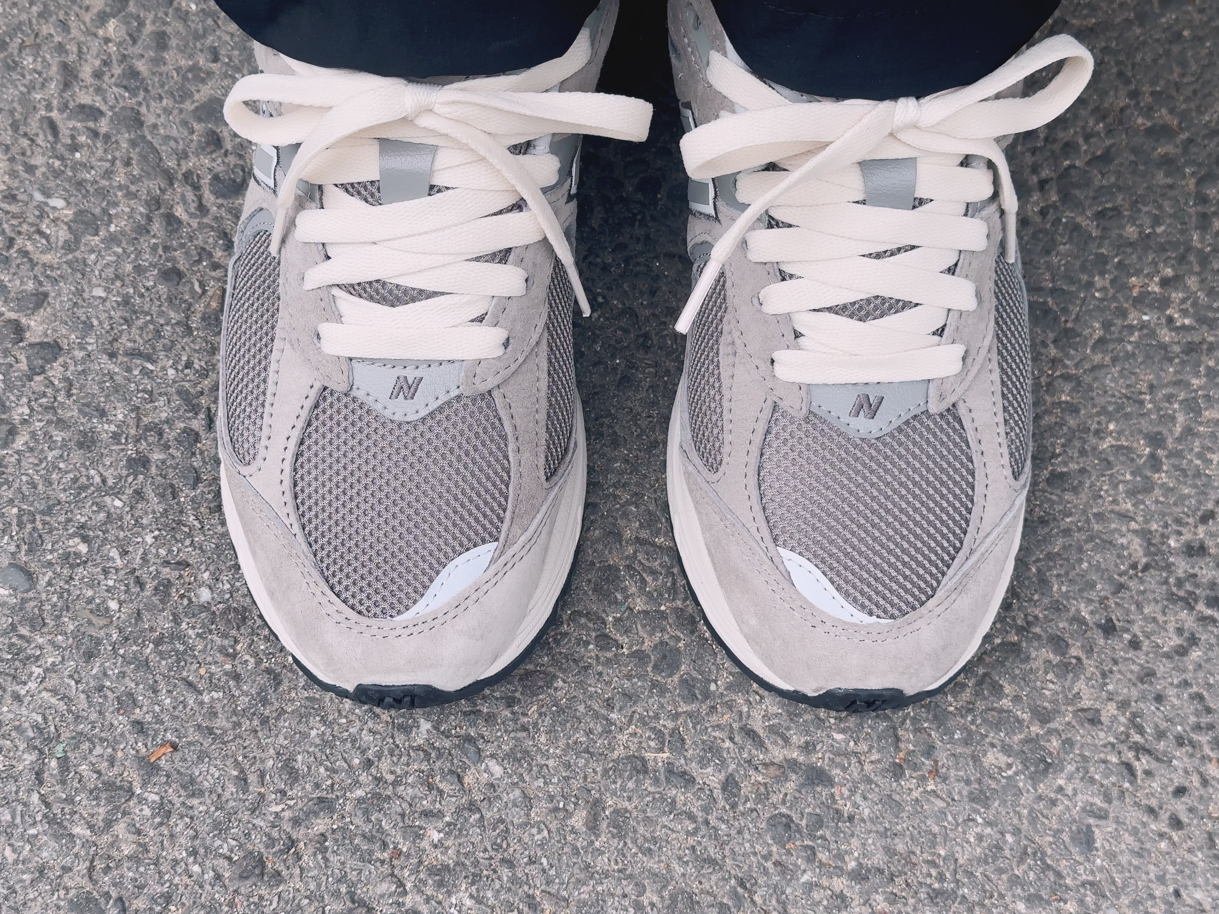 New Balance 2002R Grey 착용 스타일 - 1