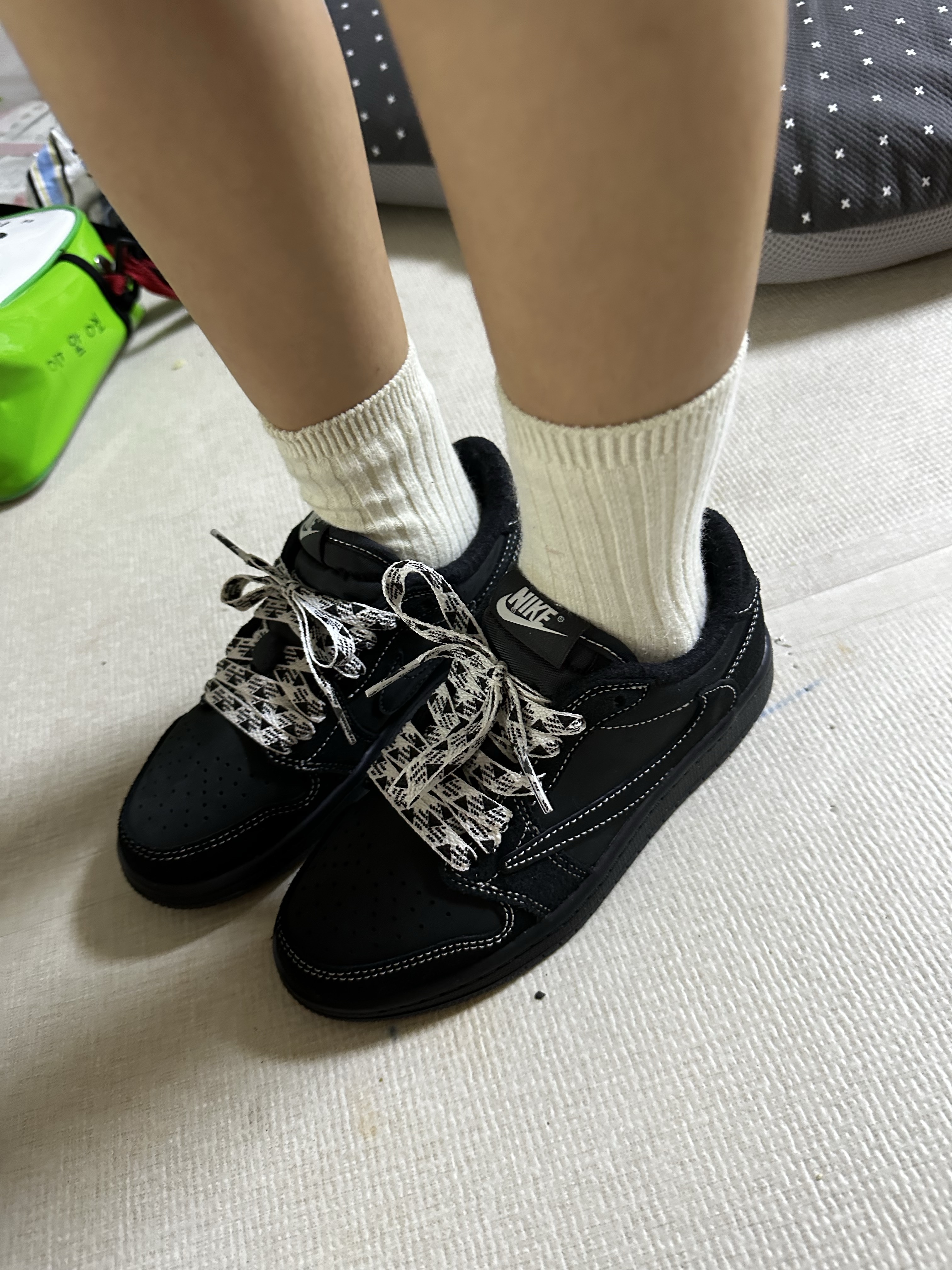 (PS) Jordan 1 x Travis Scott Retro Low OG SP Black Phantom 착용 스타일 - 3