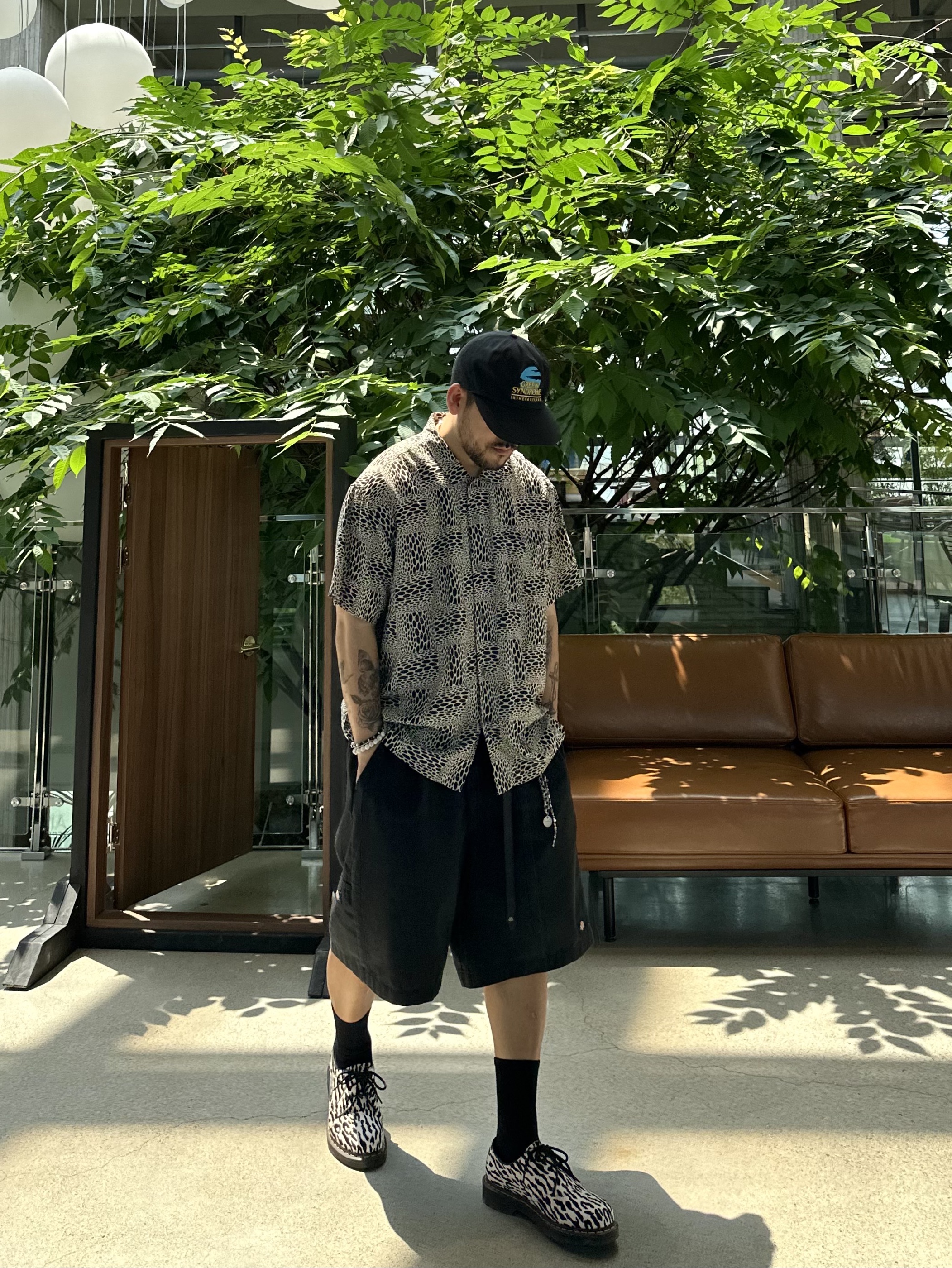 Dr. Martens x Wacko Maria 1461 Tiger Camo Hair On Black White, Dickies Loose Fit 13 Inch Flat Front Work Shorts Black 착용 스타일 - 4