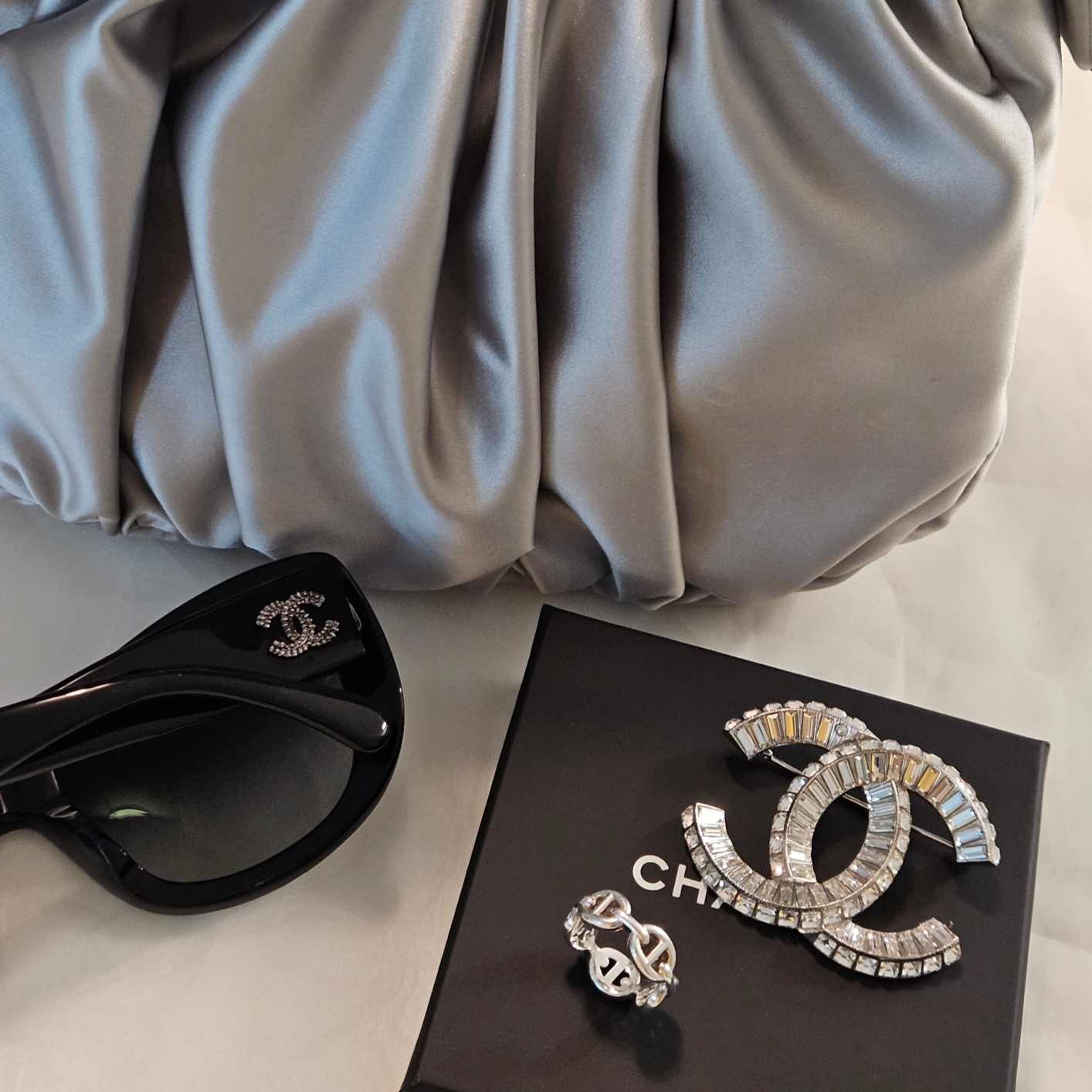 & Other Stories Satin Bow Bag Silver 착용 스타일 - 3