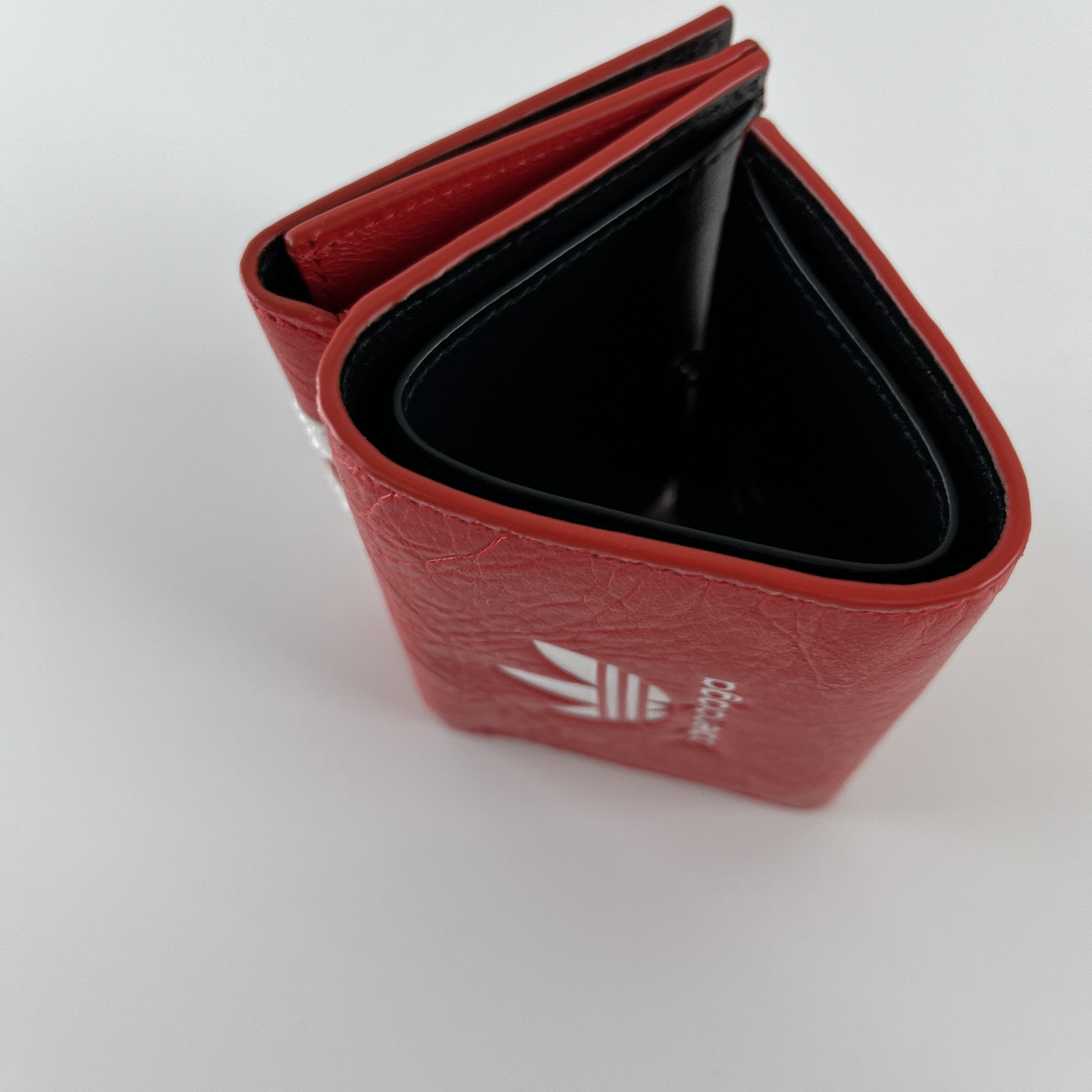 Balenciaga x Adidas Mini Wallet Red 착용 스타일 - 1