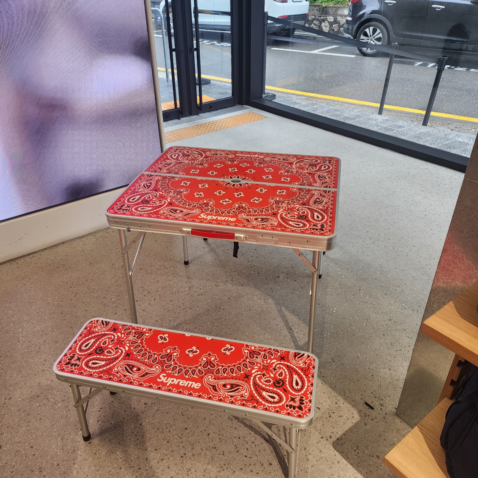 Supreme Satchidananda T-Shirt White - 24SS, Supreme x Coleman Folding Table Set Red - 24SS 착용 스타일 - 2