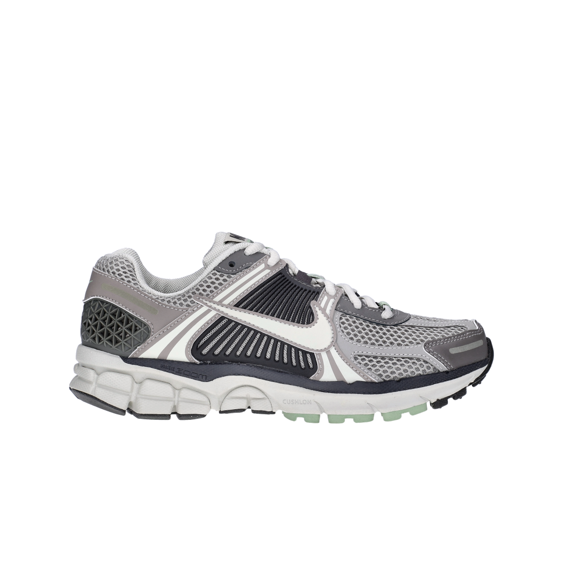 (W) 나이키 줌 보메로 5 코블스톤 앤 플랫 퓨터((W) Nike Zoom Vomero 5 Cobblestone and Flat Pewter)