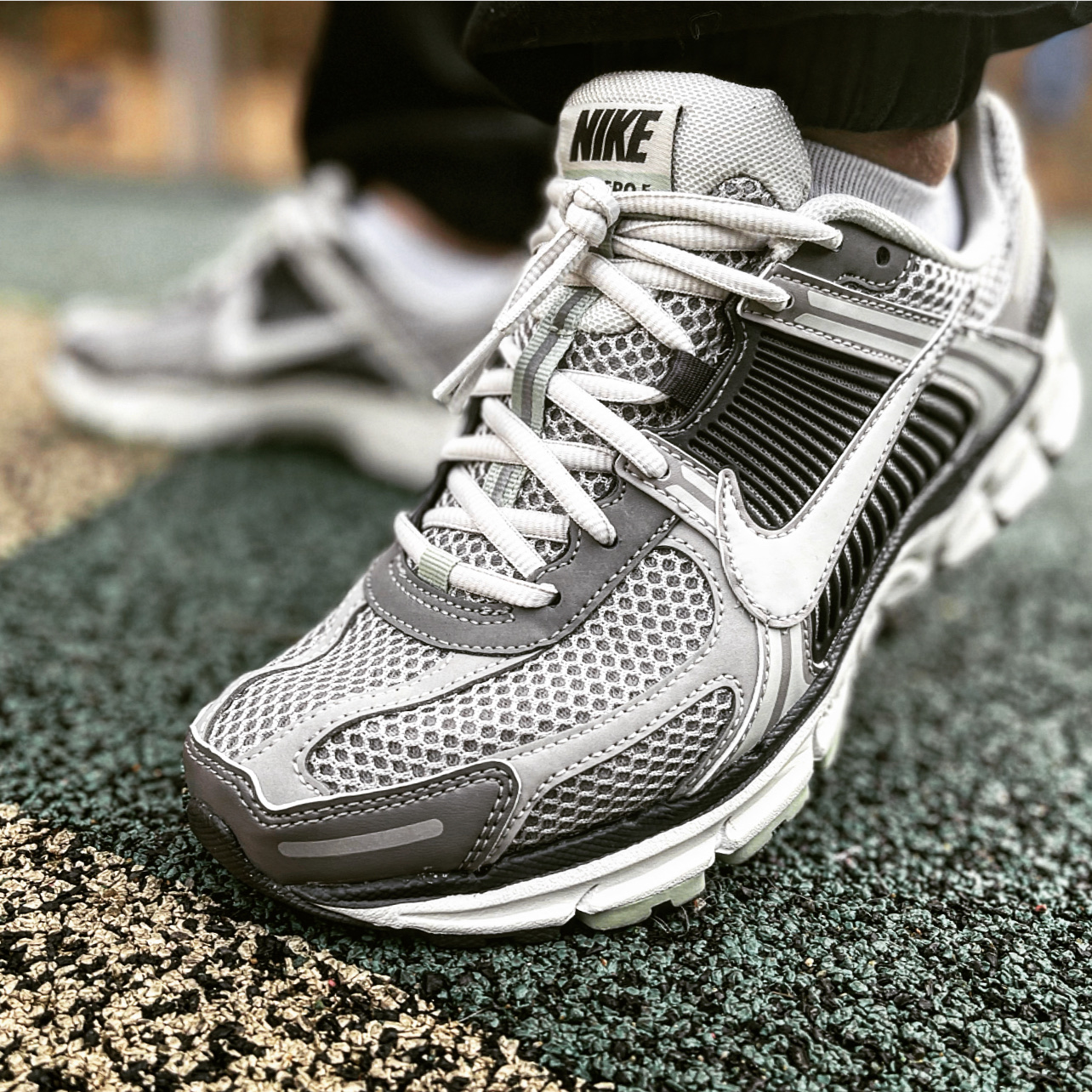 (W) Nike Zoom Vomero 5 Cobblestone and Flat Pewter 착용 스타일