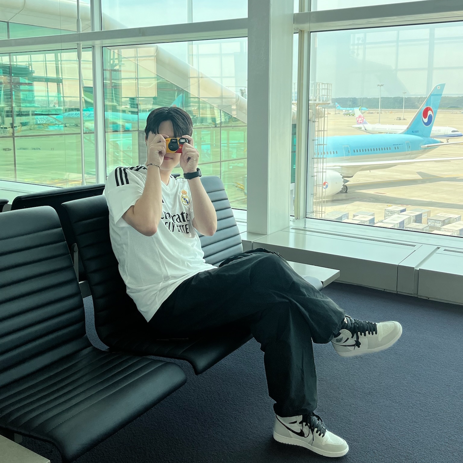Jordan 1 Retro High OG Defiant SB NYC to Paris, Adidas Real Madrid 2024/25 Home Jersey White - KR Sizing (Non Marking Ver.) 착용 스타일