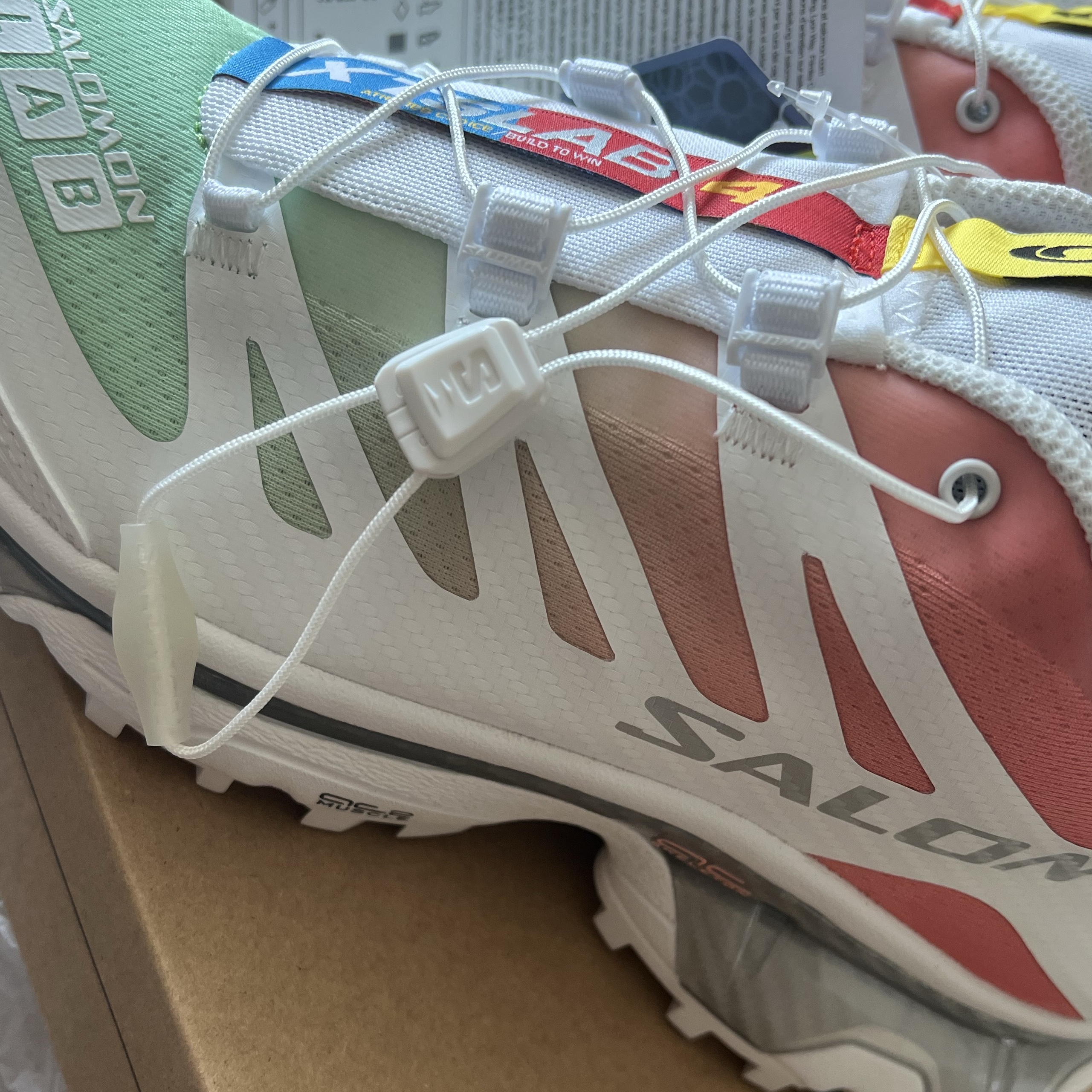 Salomon XT-4 White Green Ash 착용 스타일