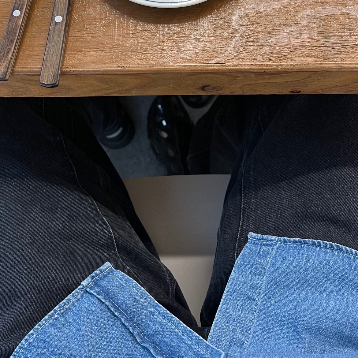 Carhartt WIP Smith Denim Double Knee Pants Black Stone Washed, NewJeans How Sweet Standard (NewJeans Ver.) 착용 스타일 - 2