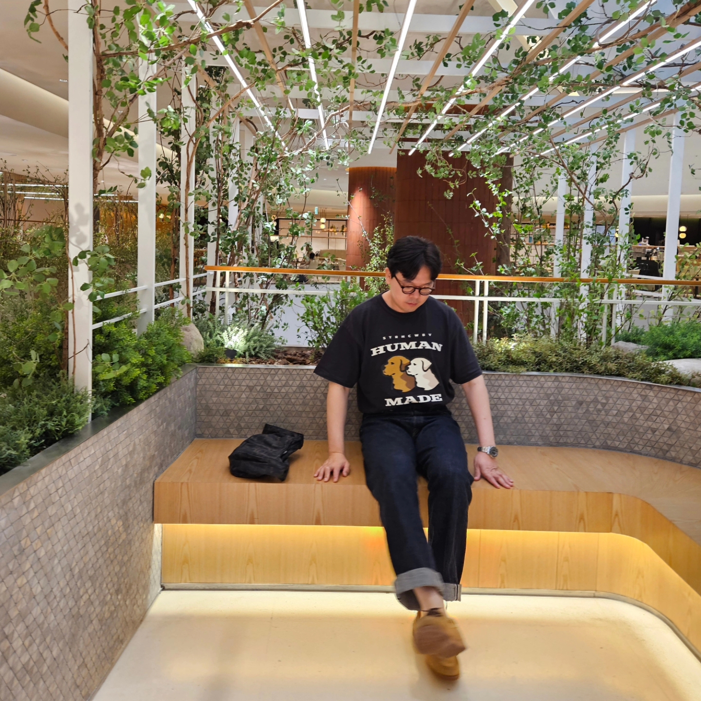 COS Nylon Crossbody Saddle Bag Black, Human Made Graphic T-Shirt #12 Black 착용 스타일 - 3