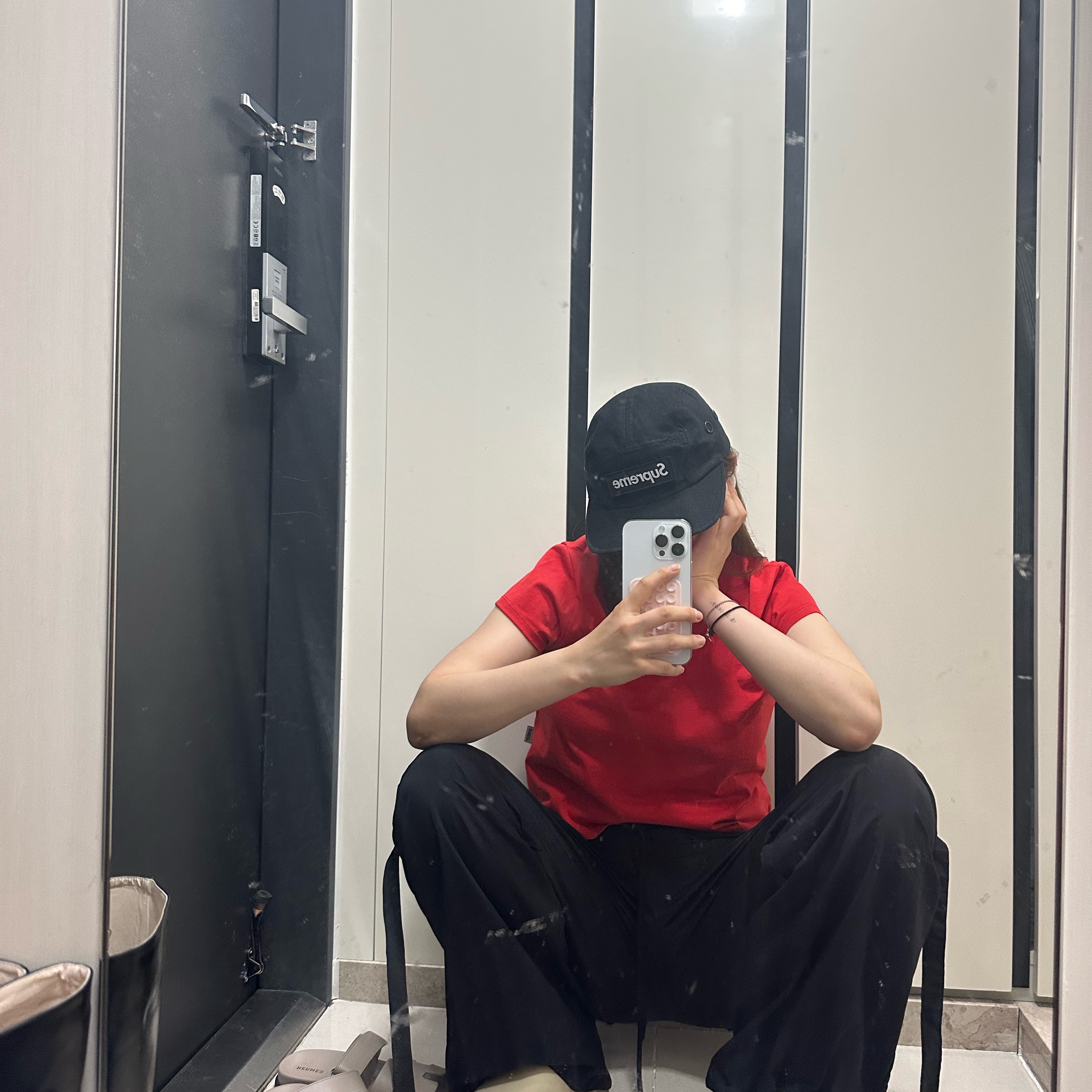 Supreme Military Camp Cap Black - 24SS, Adidas Yeezy Slide Bone 2022/2023 착용 스타일 - 2