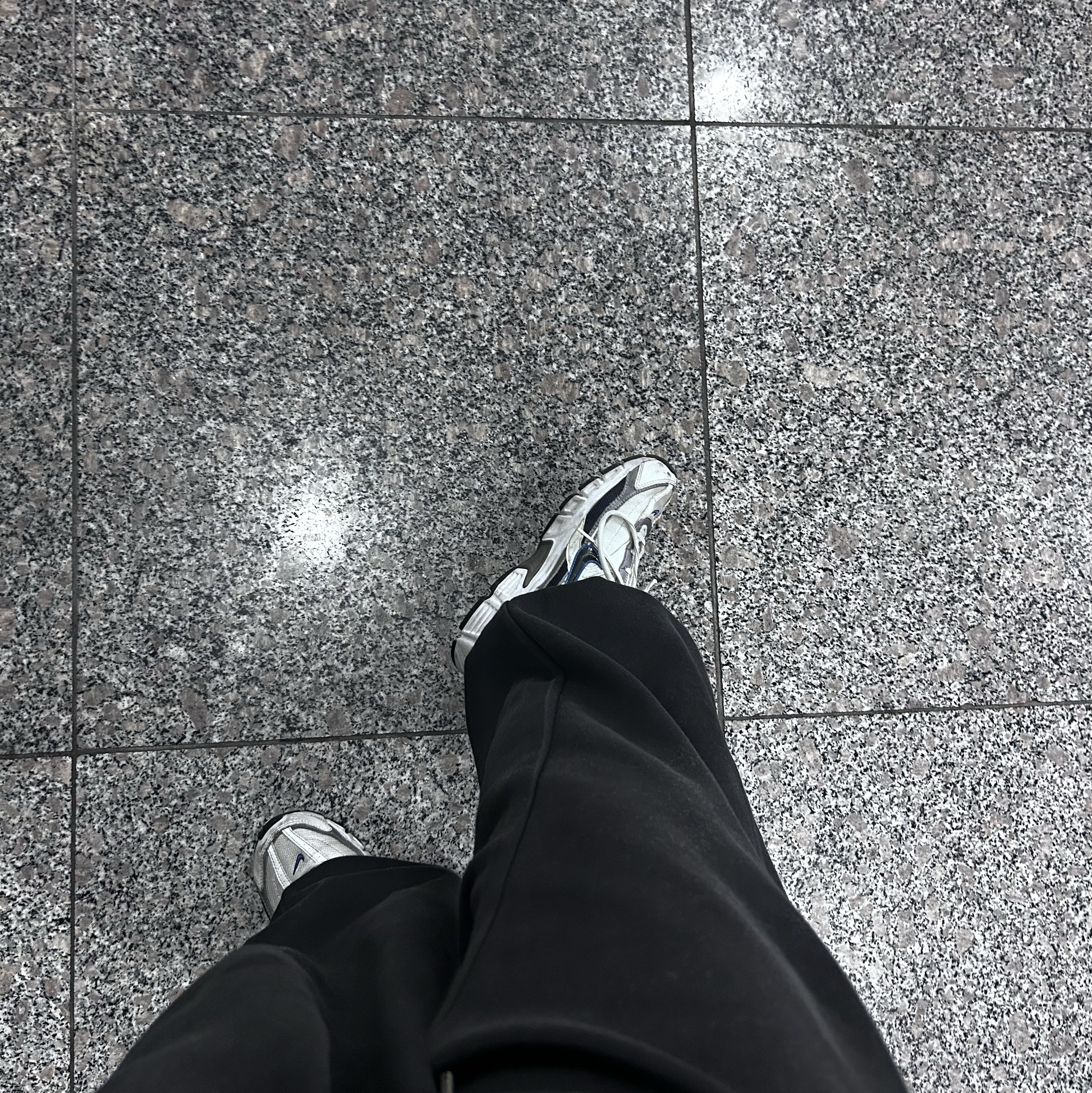 Nike Initiator White Obsidian Metallic Cool Grey 착용 스타일