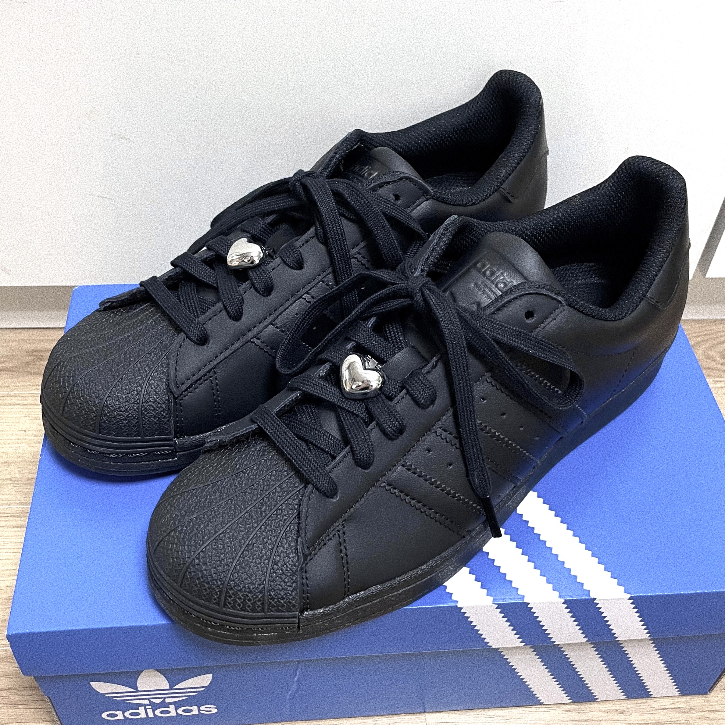Adidas Superstar Triple Black 착용 스타일 - 2