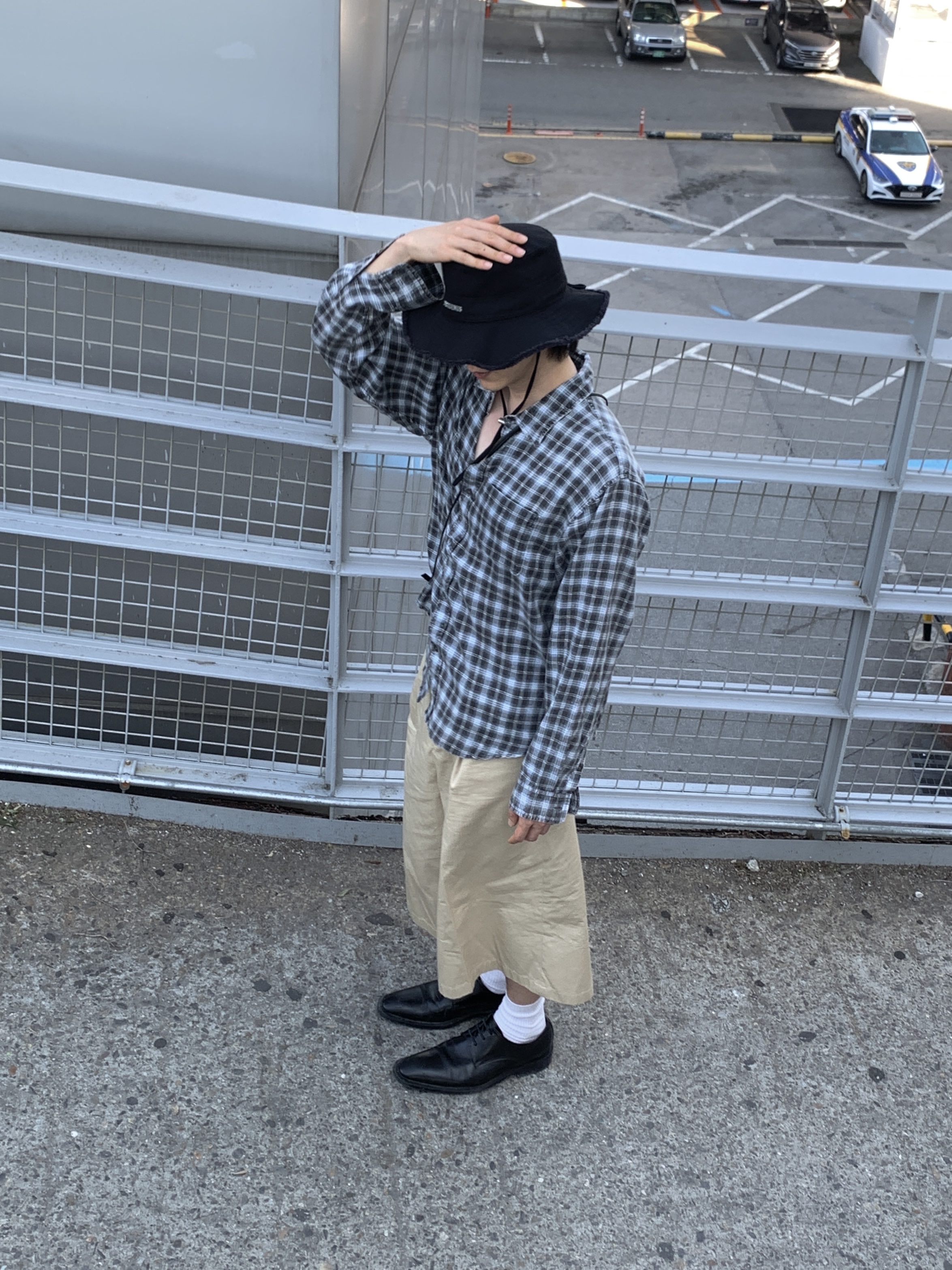 Stussy Printed Plaid Matthew Shirt Blue, Jacquemus Le Bob Artichaut Bucket Hat Black 착용 스타일 - 7