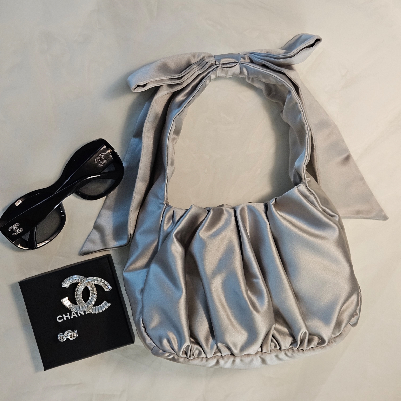& Other Stories Satin Bow Bag Silver 착용 스타일 - 1