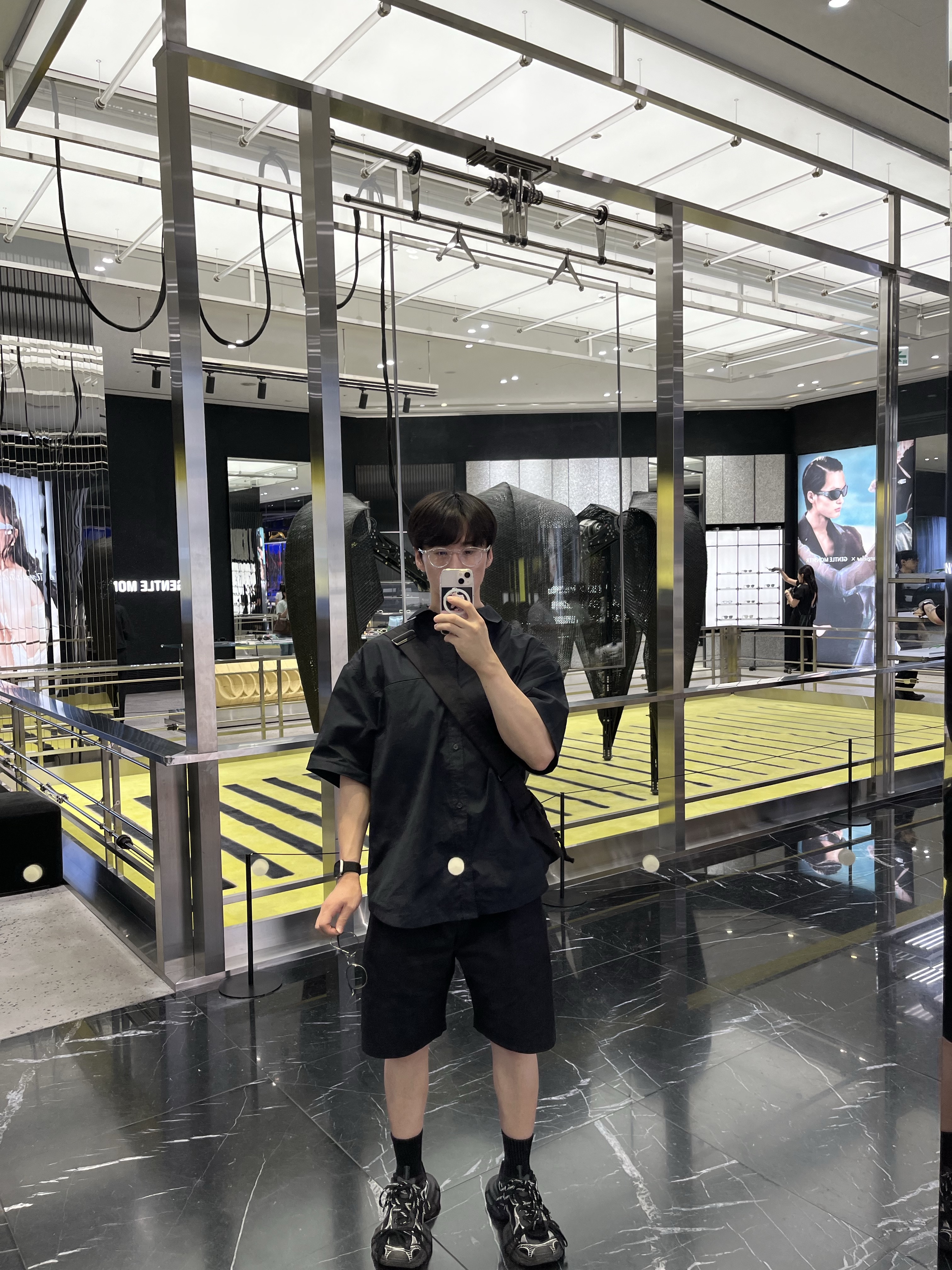 Gentle Monster x Maison Margiela MM116 Translucent Clear, Balenciaga 3XL Sneakers Black White 착용 스타일