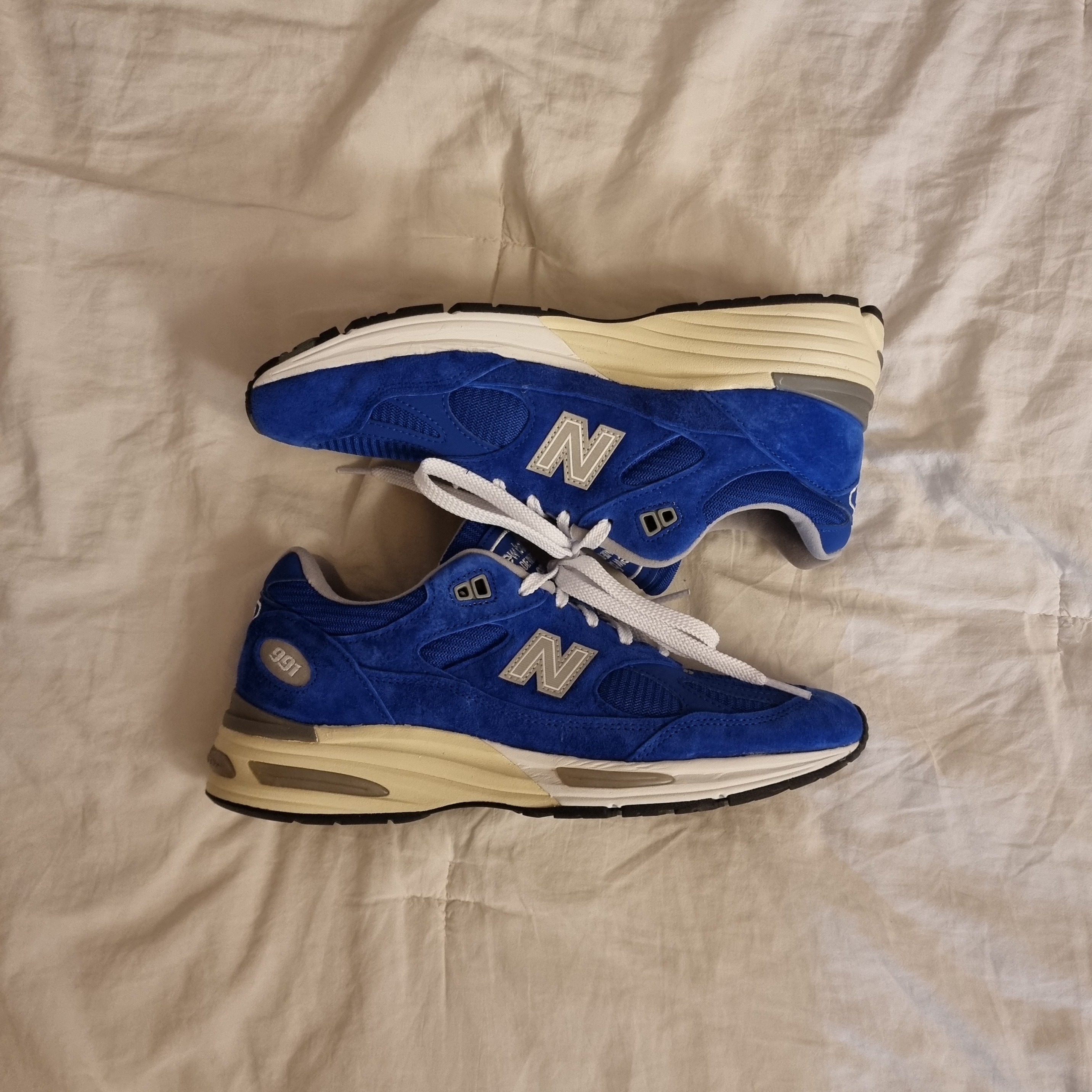 New Balance 991v2 Made in UK Dazzling Blue 착용 스타일 - 2