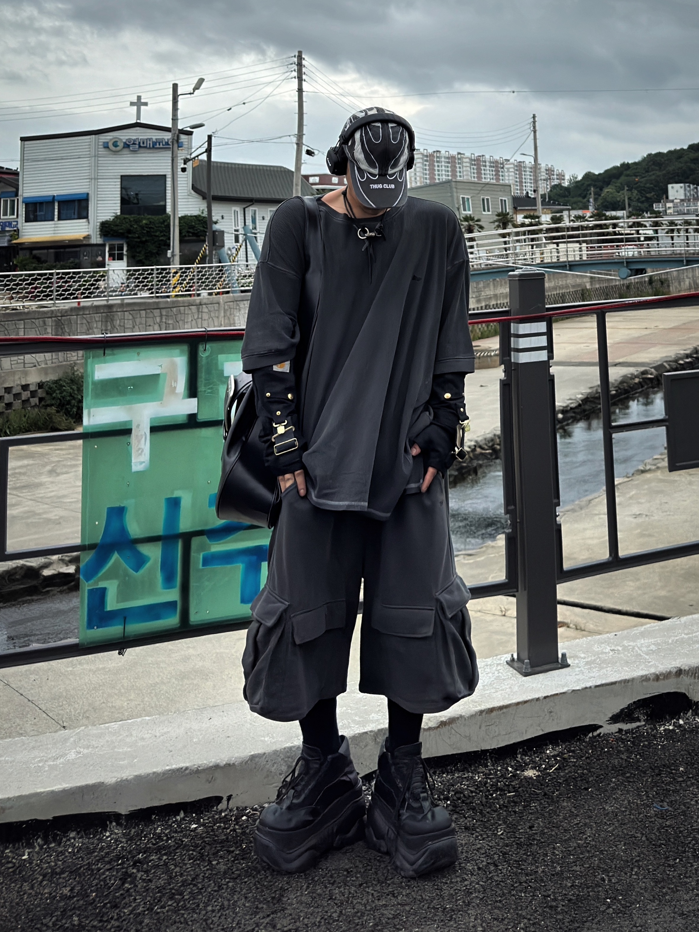Project G/R Mega Buckle Hobo Bag Black, Our Legacy Ladon Leather Keychain Black 착용 스타일 - 9