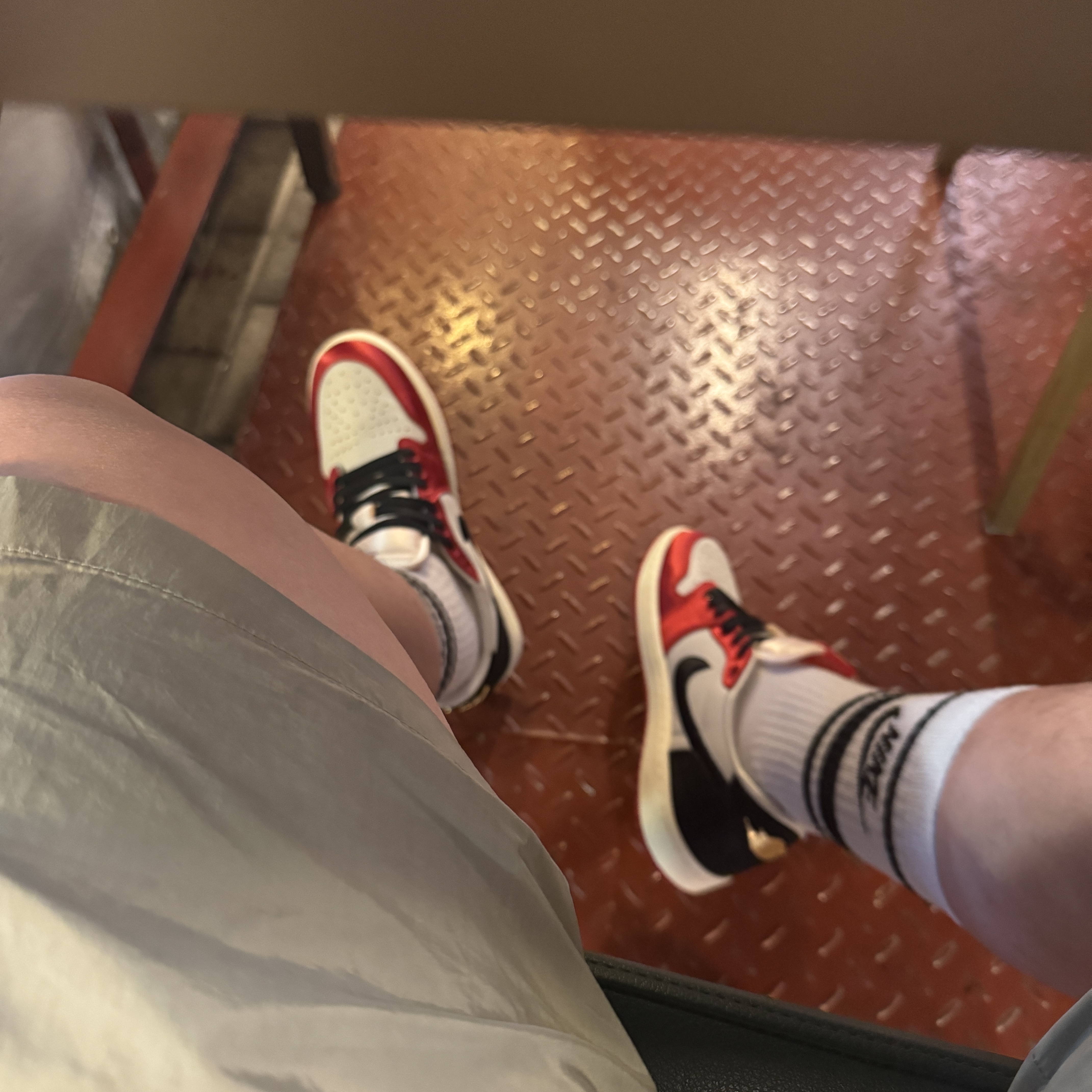 Jordan 1 x Trophy Room Retro Low OG SP Sail Varsity Red 착용 스타일 - 2