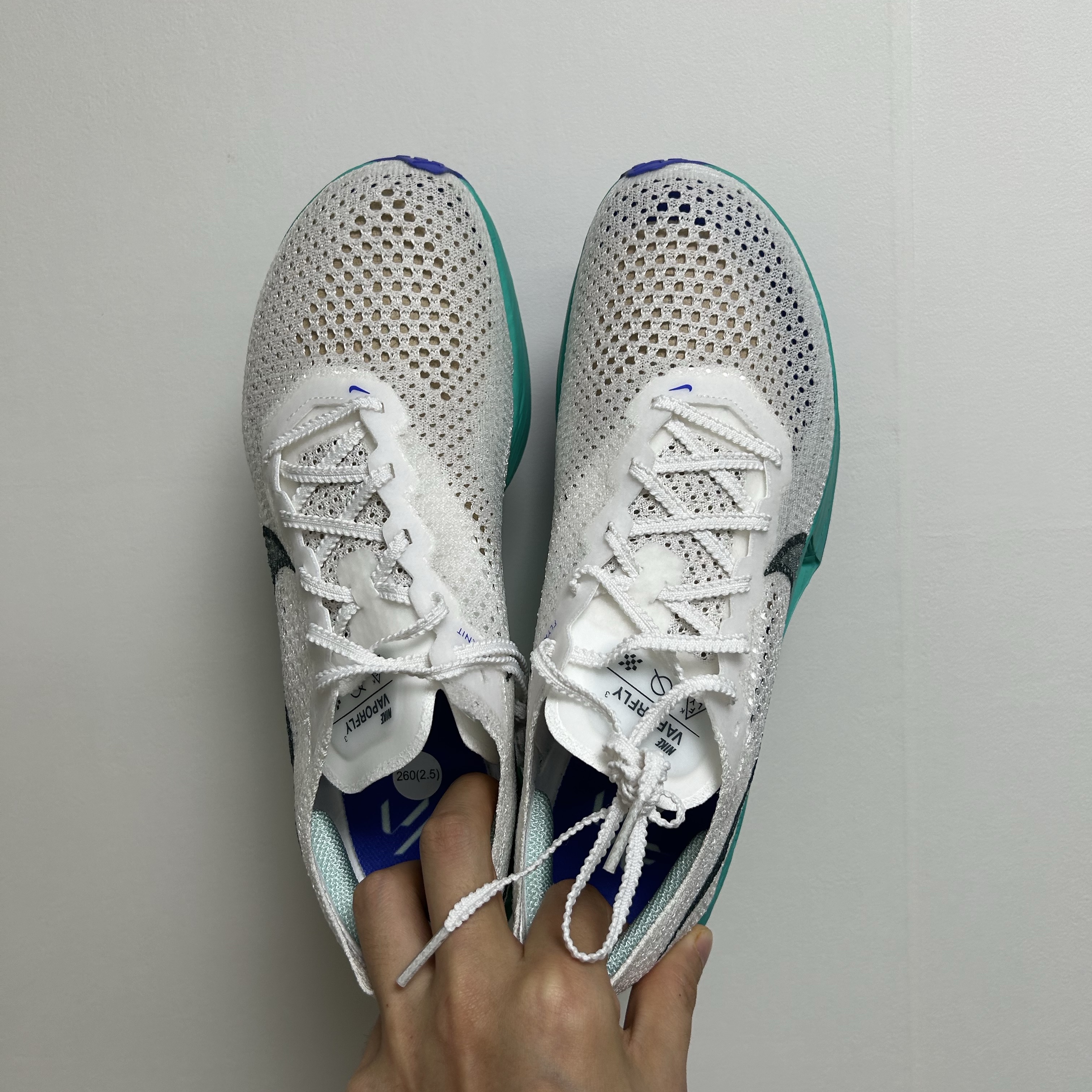 Nike ZoomX Vaporfly Next% 3 White Deep Jungle 착용 스타일 - 3