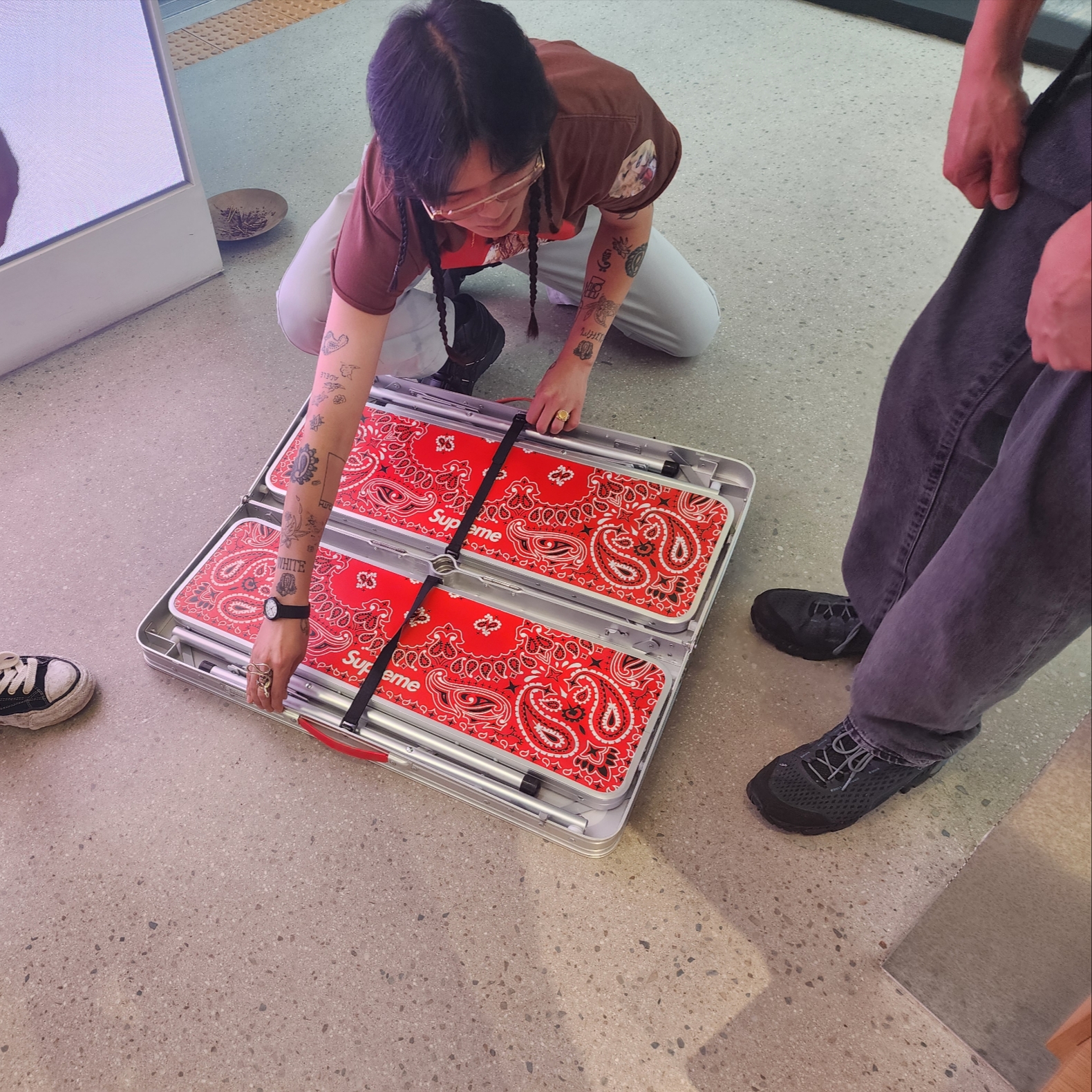 Supreme Satchidananda T-Shirt White - 24SS, Supreme x Coleman Folding Table Set Red - 24SS 착용 스타일 - 4