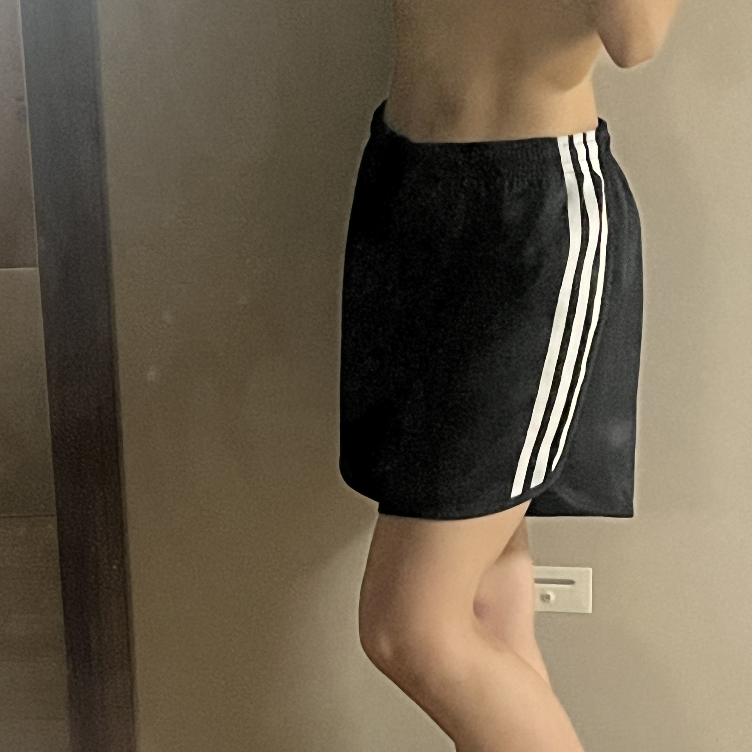 (W) Adidas Satin Sprint Shorts Black - KR Sizing 착용 스타일 - 2