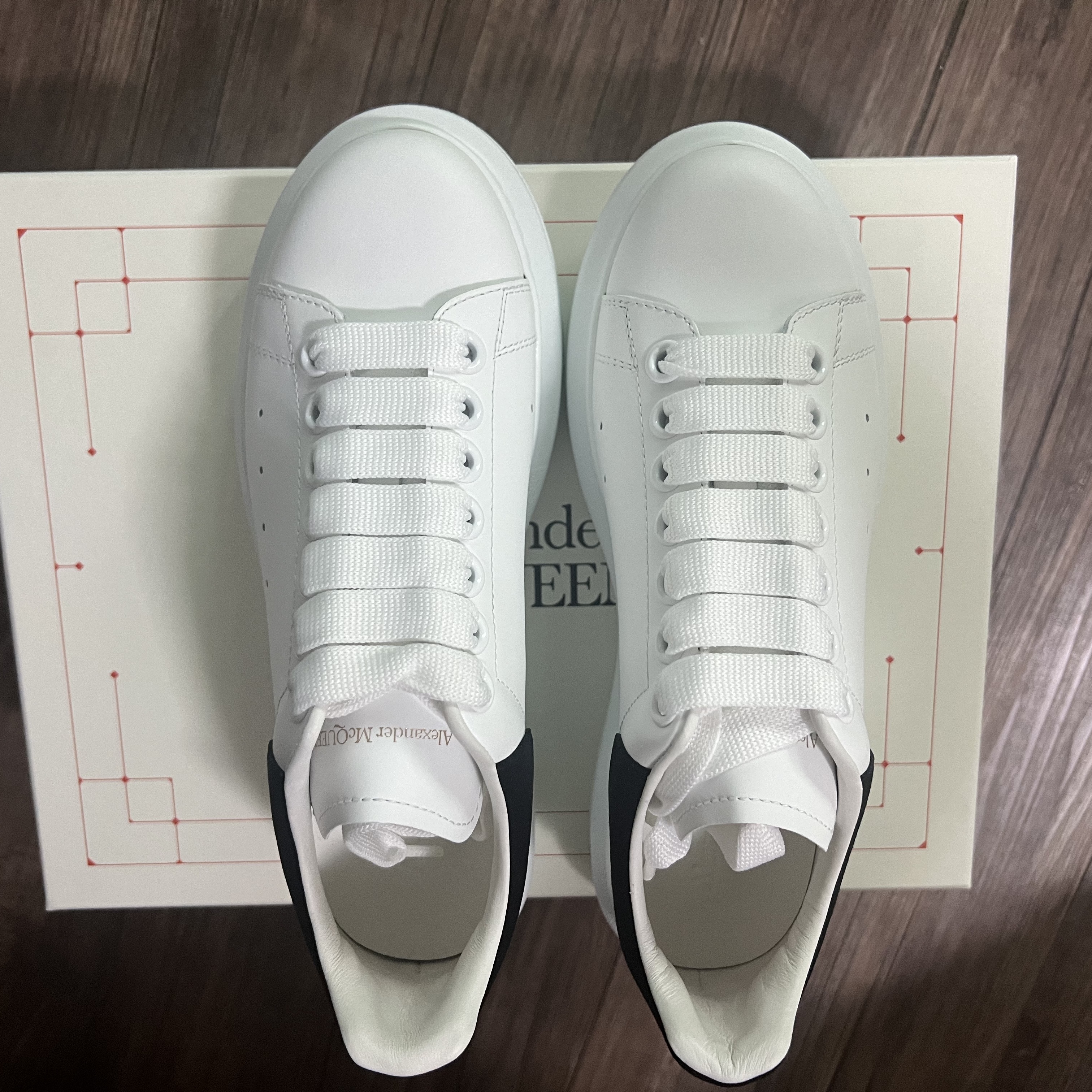 (W) Alexander McQueen Oversized Sneakers White Black 착용 스타일 - 2