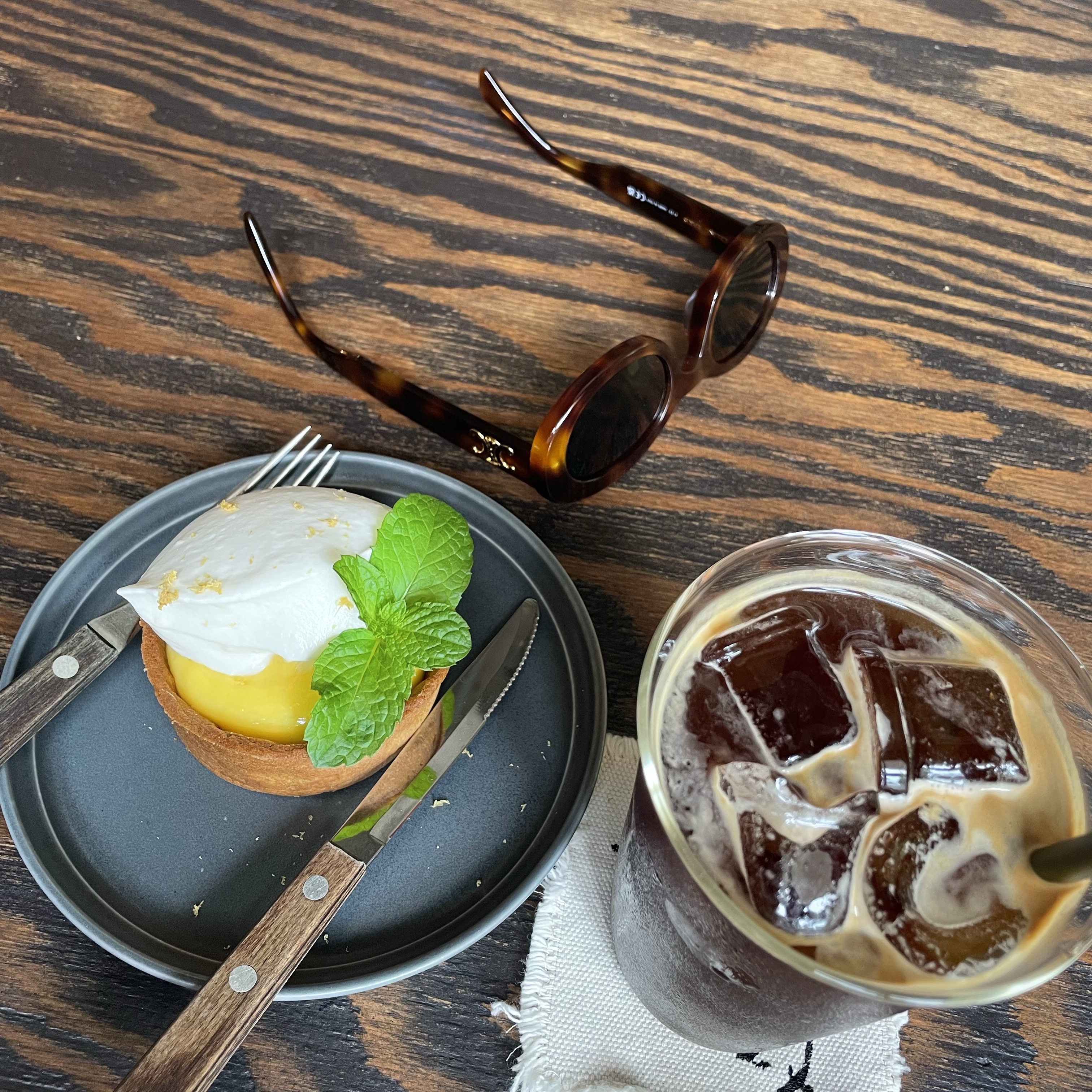 (W) Celine Triomphe 01 Sunglasses in Acetate Blonde Havana 착용 스타일 - 2