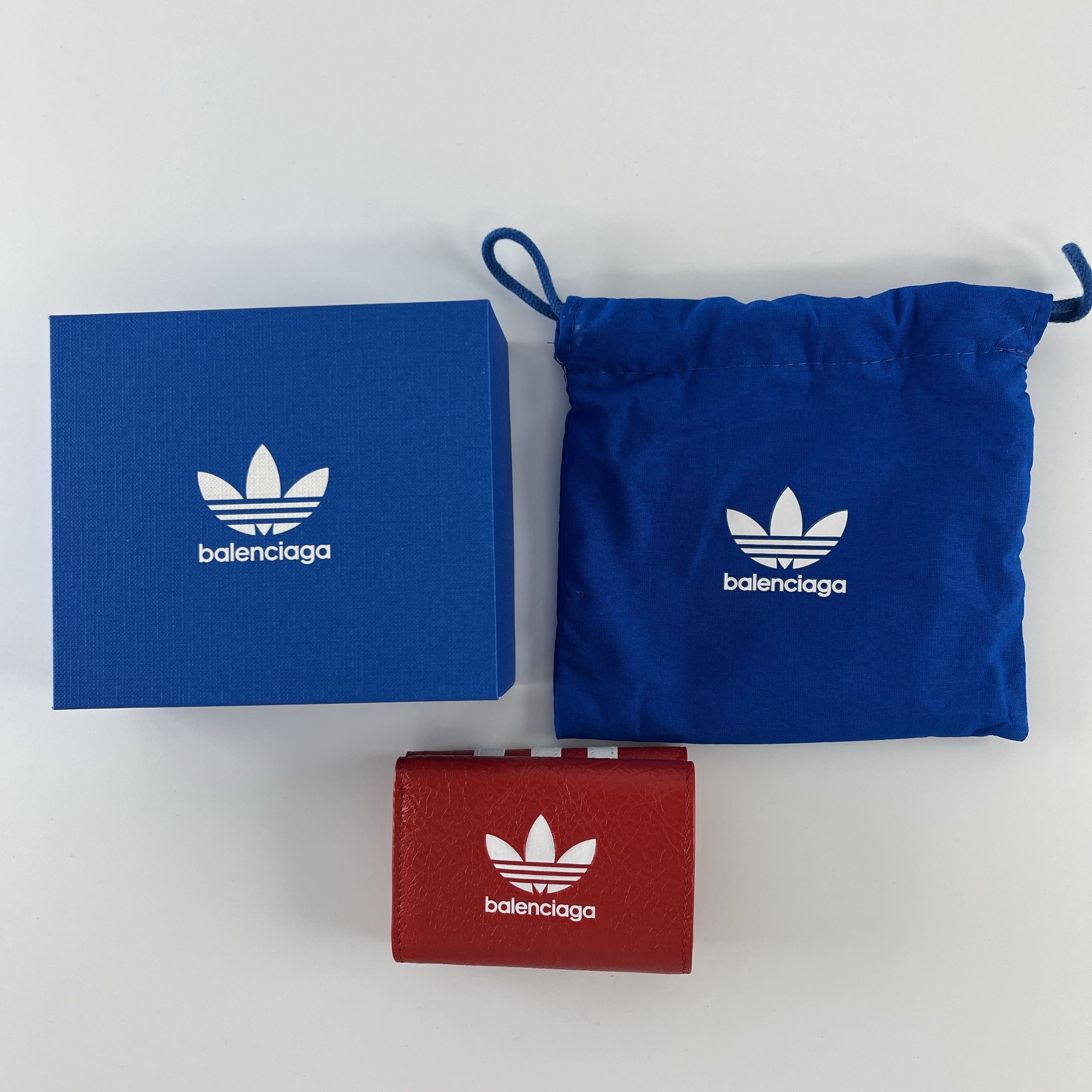 Balenciaga x Adidas Mini Wallet Red 착용 스타일 - 4