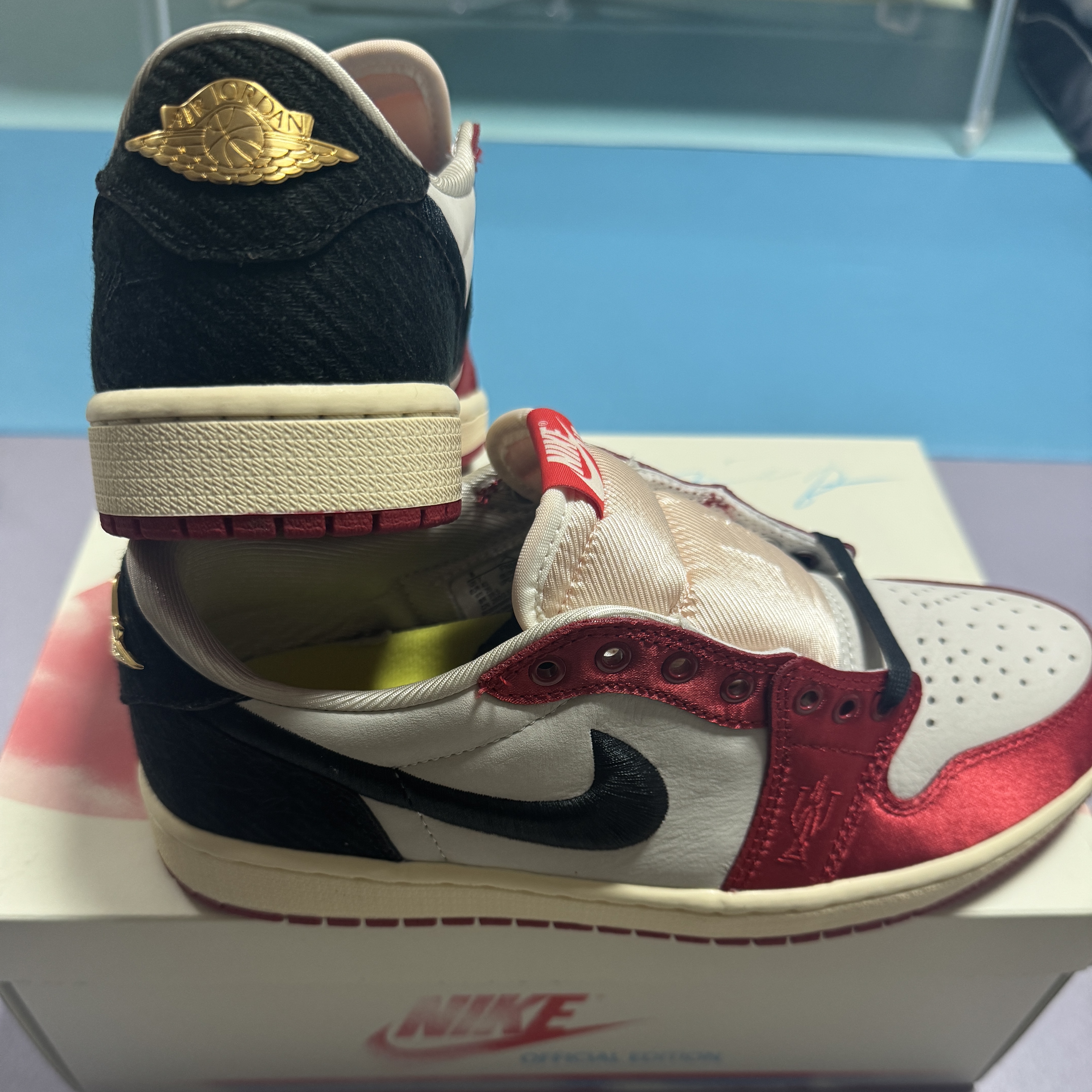 Jordan 1 x Trophy Room Retro Low OG SP Sail Varsity Red 착용 스타일 - 1