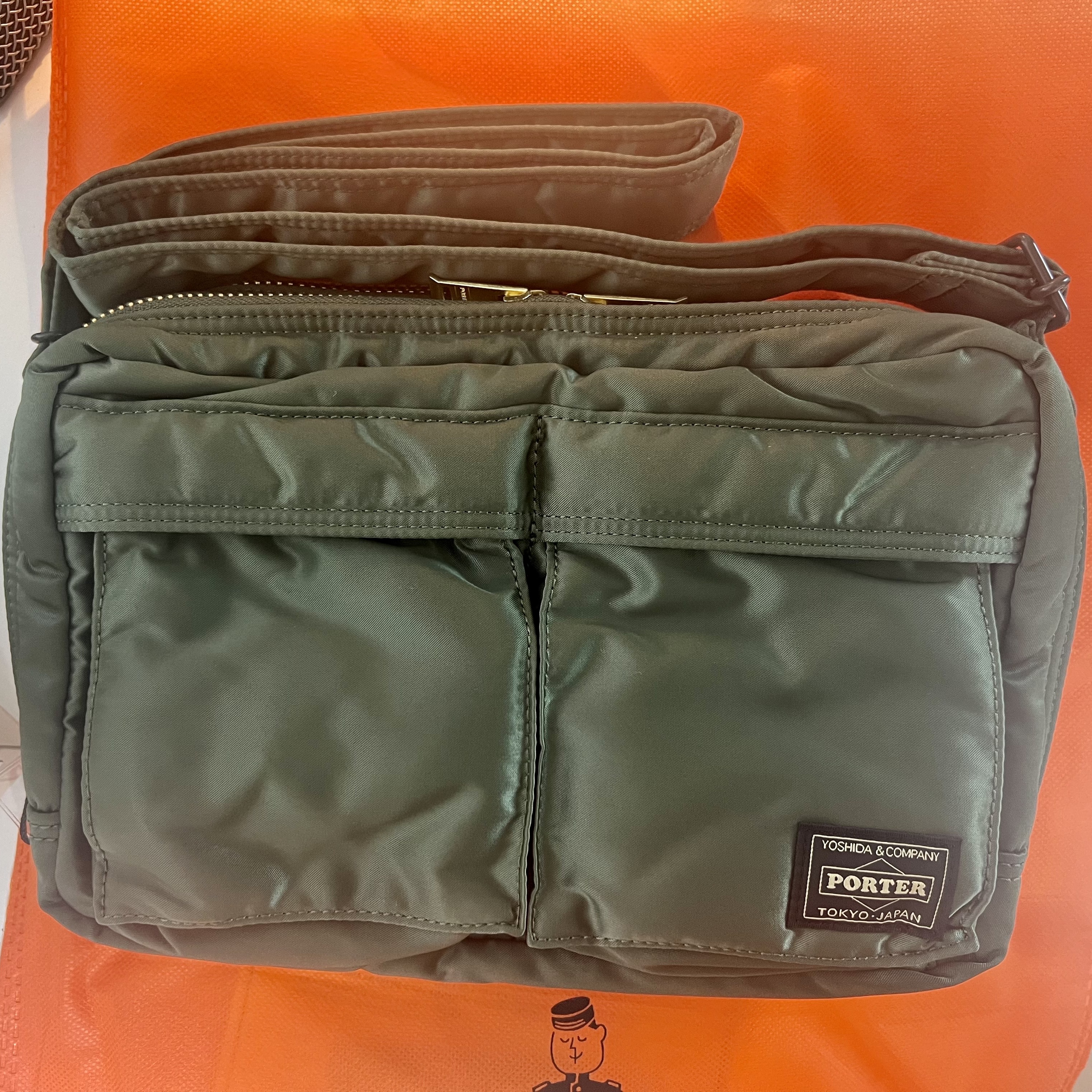Porter All New Tanker Sling Bag Zip Sage Green 착용 스타일 - 1