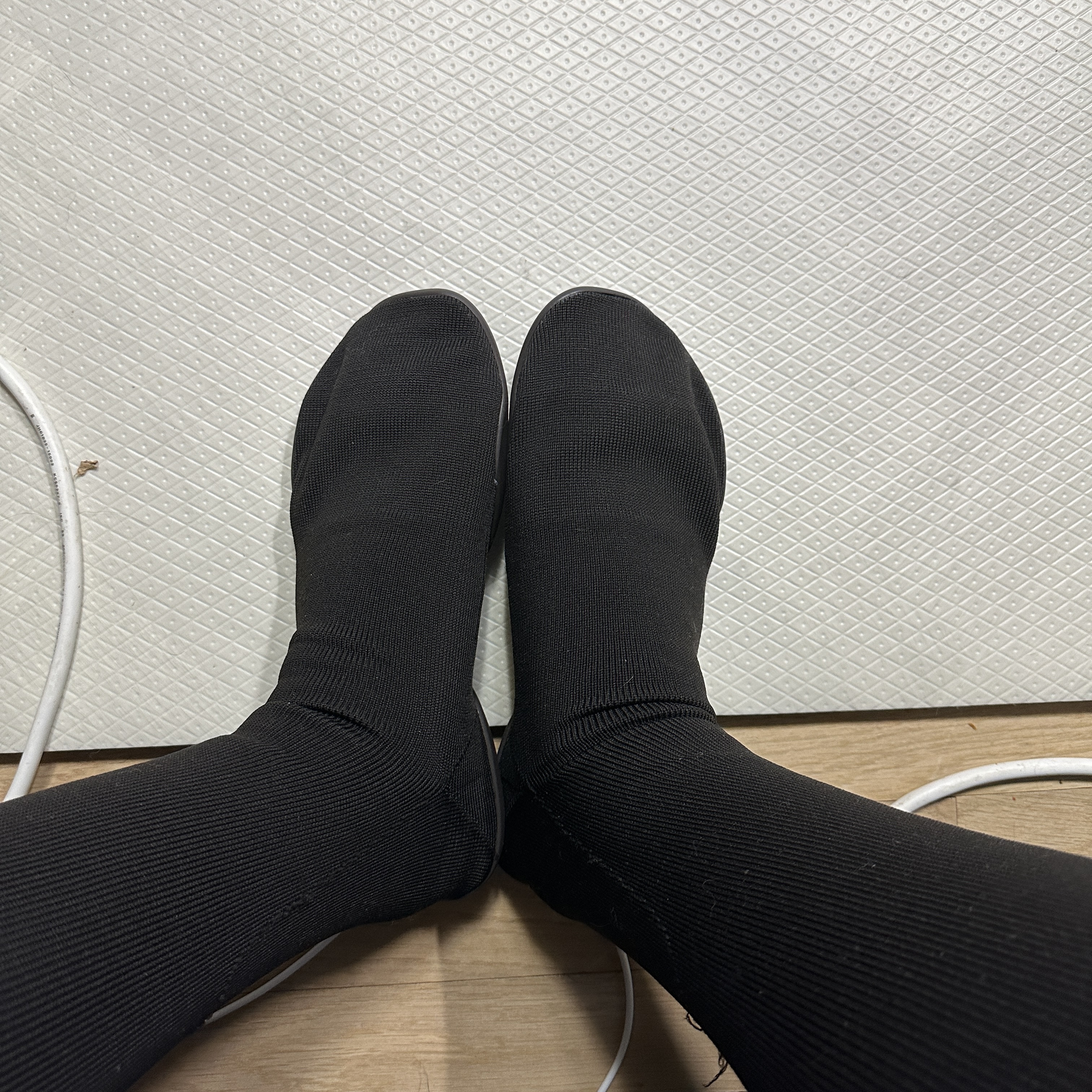 Yeezy YZY Pods Black 착용 스타일