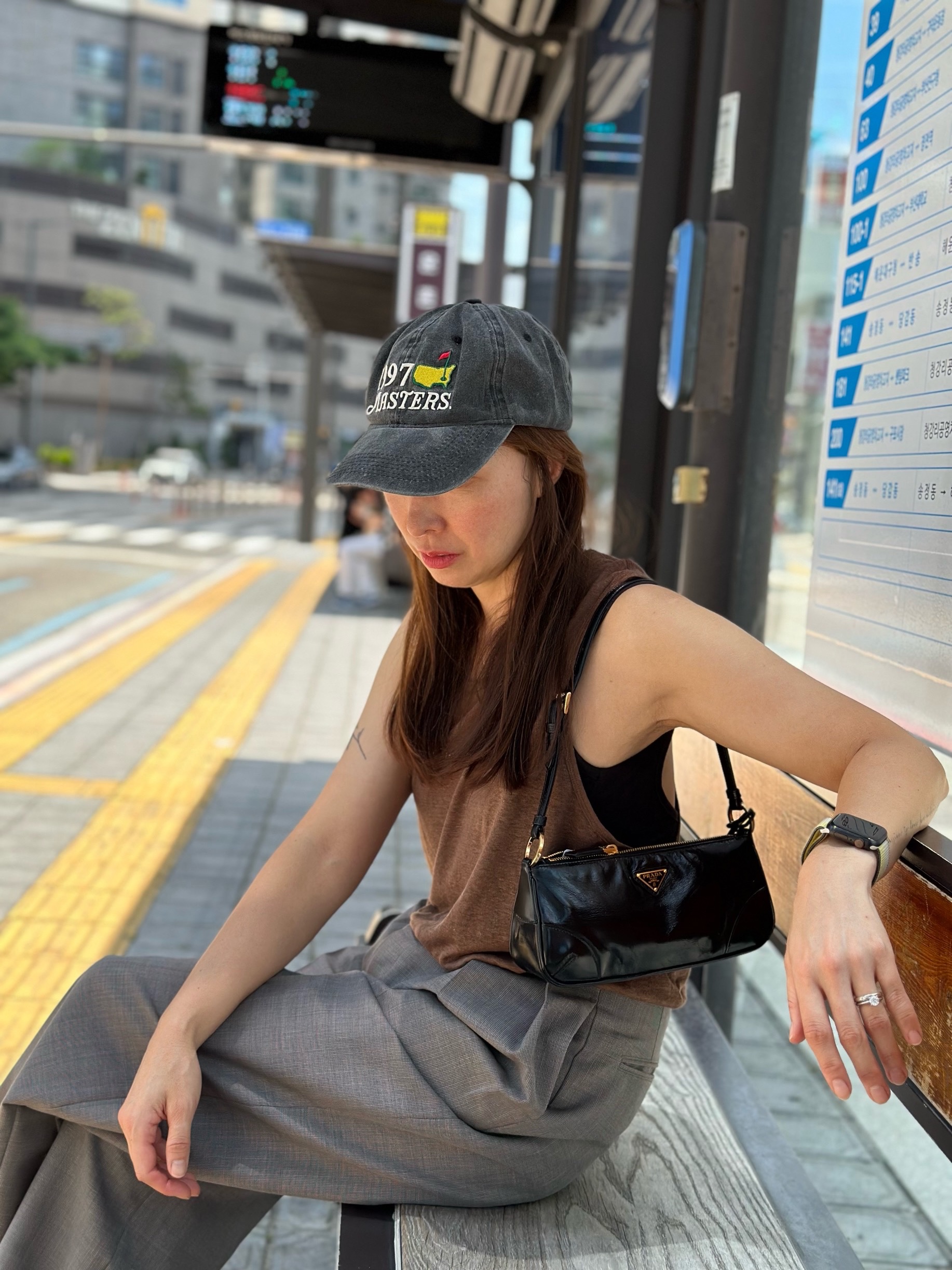 Prada Re-Edition 2002 Small Leather Shoulder Bag Black, Nike V2K Run Summit White Metallic Silver 착용 스타일 - 1